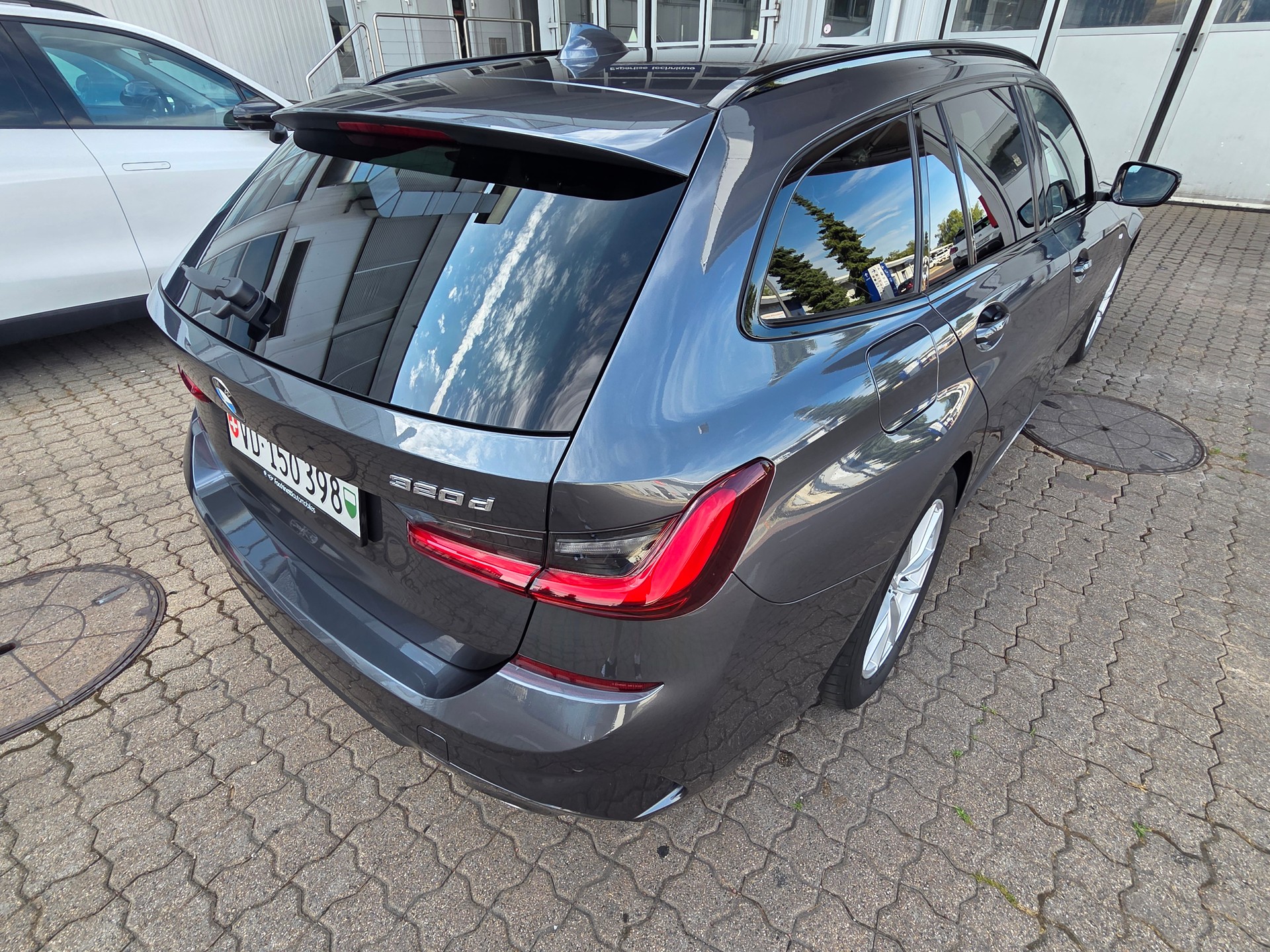 BMW 320d xDrive 48V Touring M Sport Steptronic-image-16