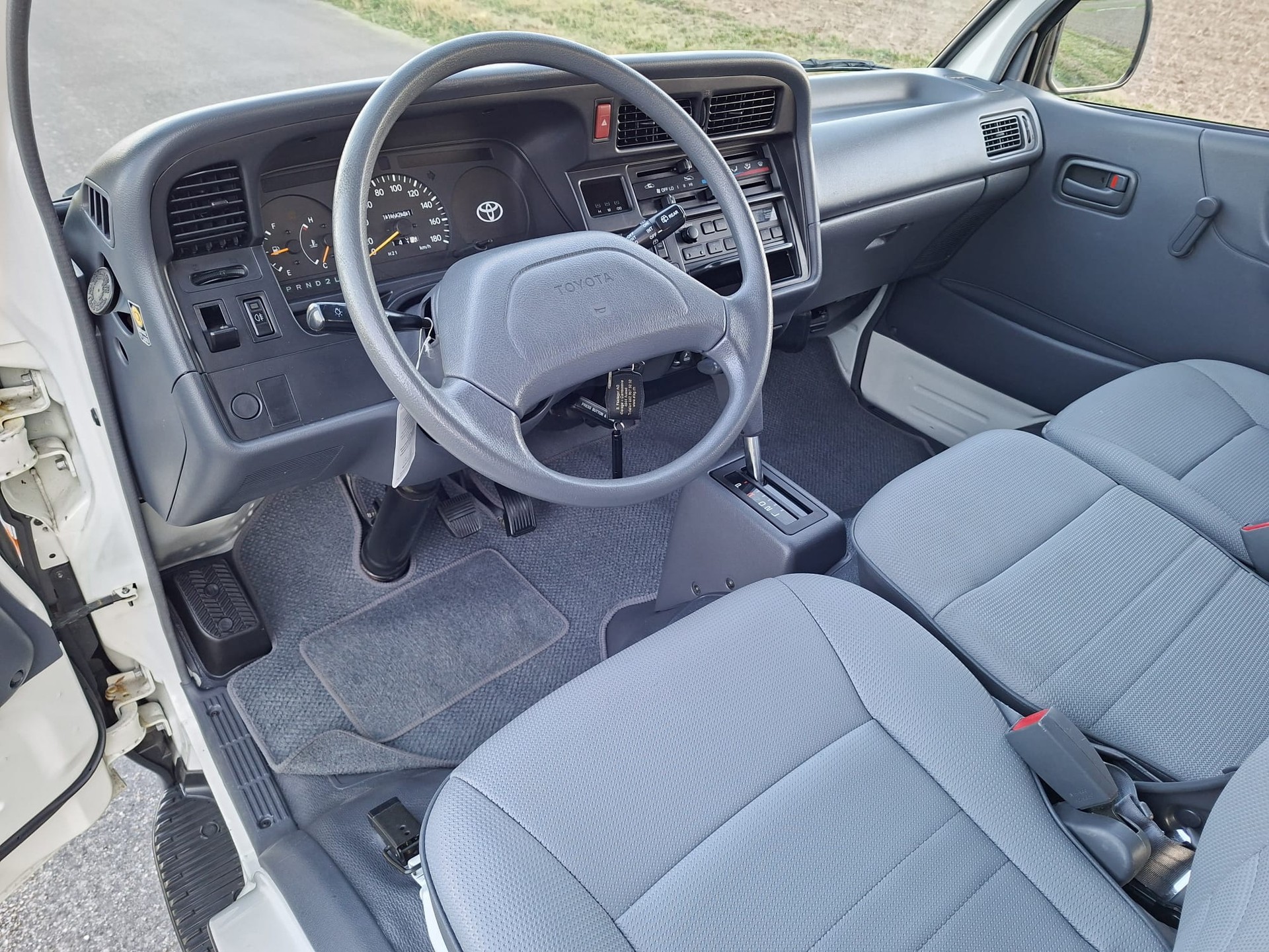 TOYOTA HI-ACE-image-12