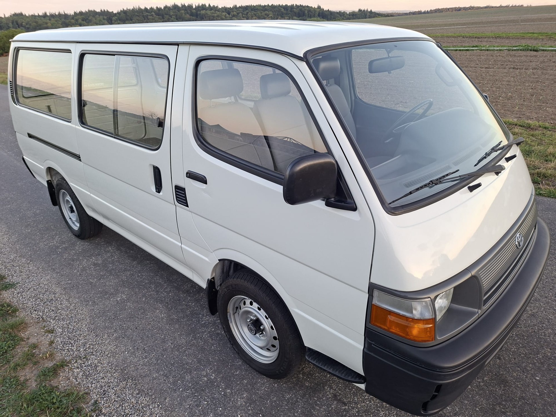 TOYOTA HI-ACE