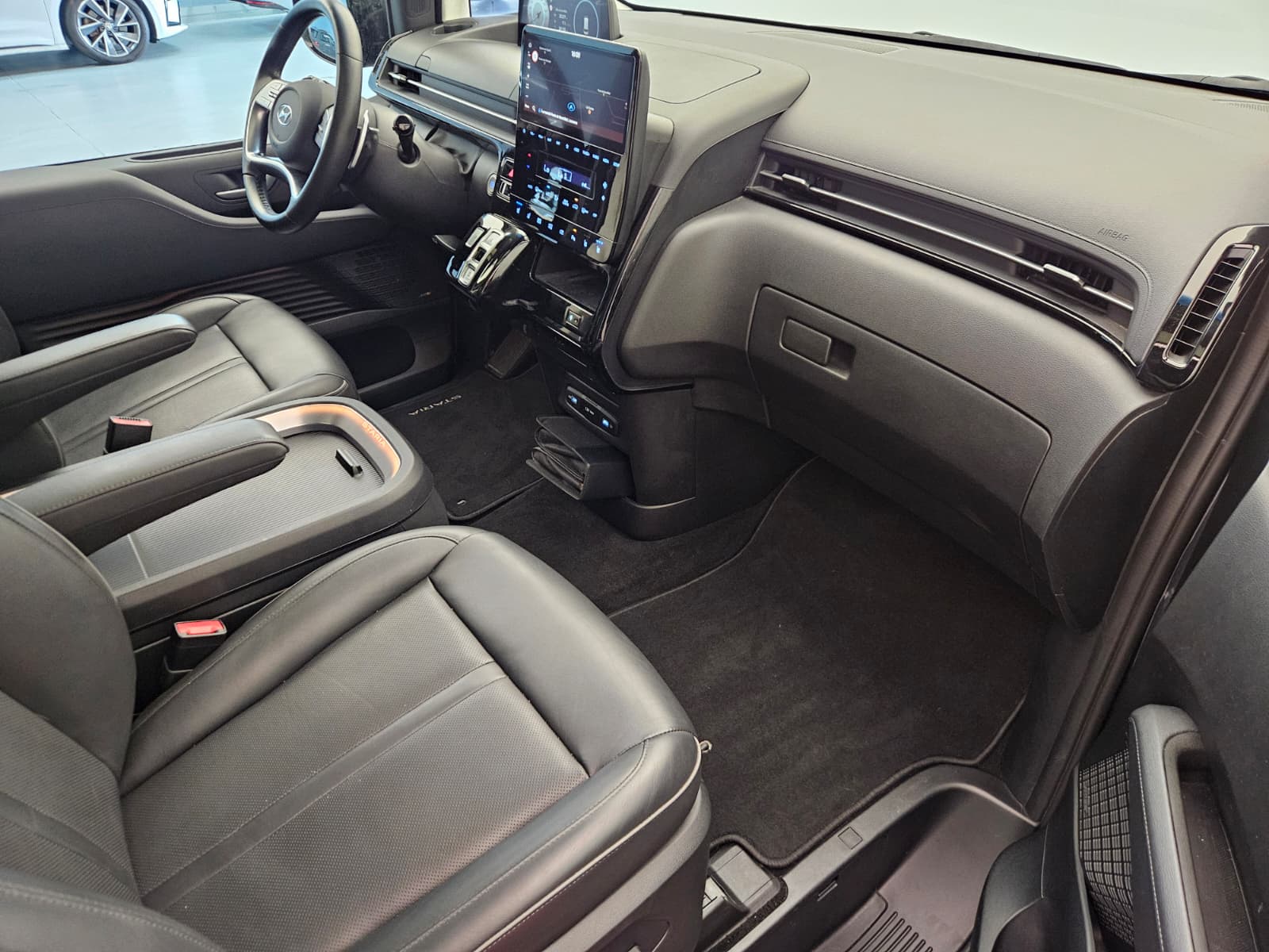 HYUNDAI Staria Premium 2.2 CRDi Vertex 4WD A-image-11