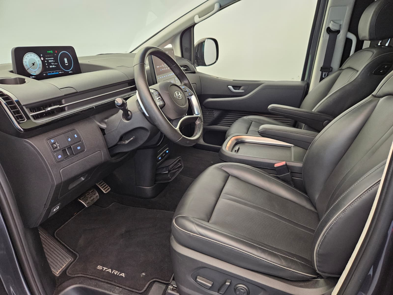 HYUNDAI Staria Premium 2.2 CRDi Vertex 4WD A-image-12