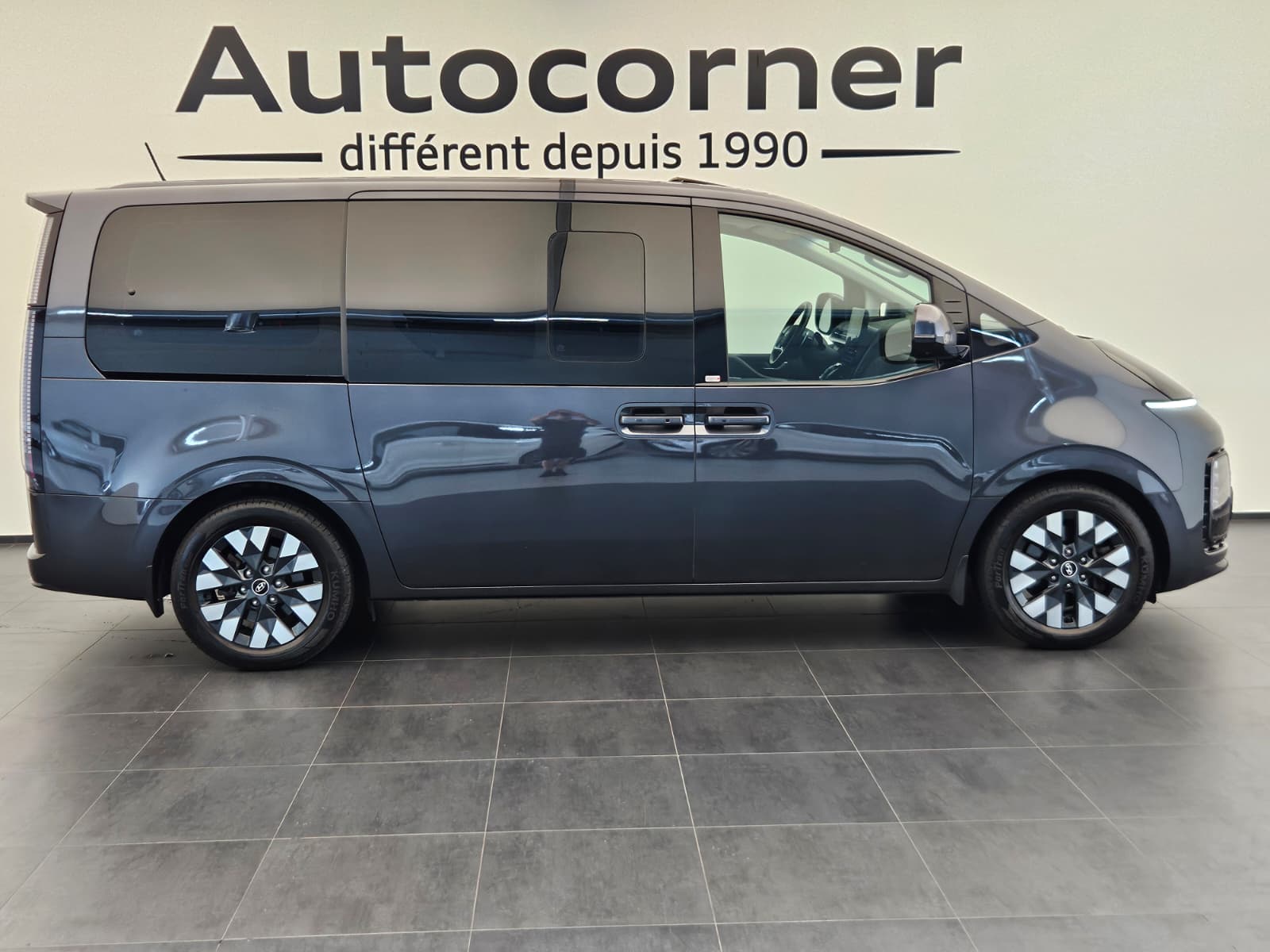HYUNDAI Staria Premium 2.2 CRDi Vertex 4WD A-image-5