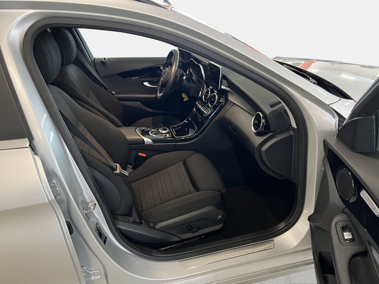 MERCEDES-BENZ C 220 d Swiss Star Avantgarde 4Matic 9G-Tronic-image-8