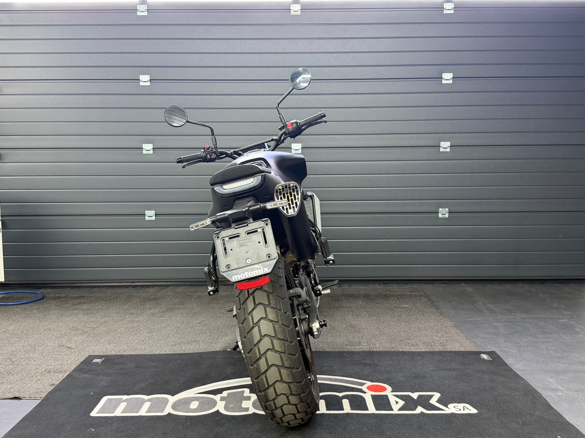 HUSQVARNA 801 SVARTPILEN-showroom-element-3