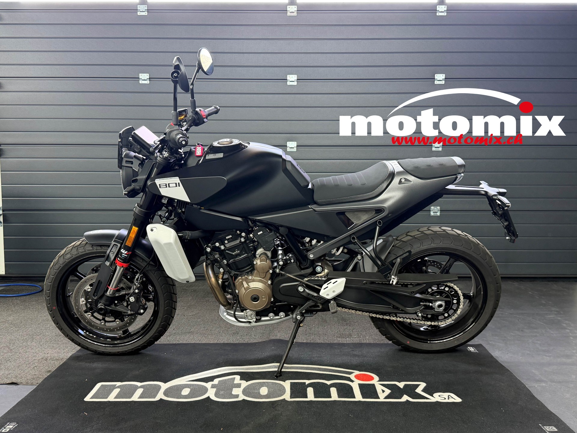 HUSQVARNA 801 SVARTPILEN