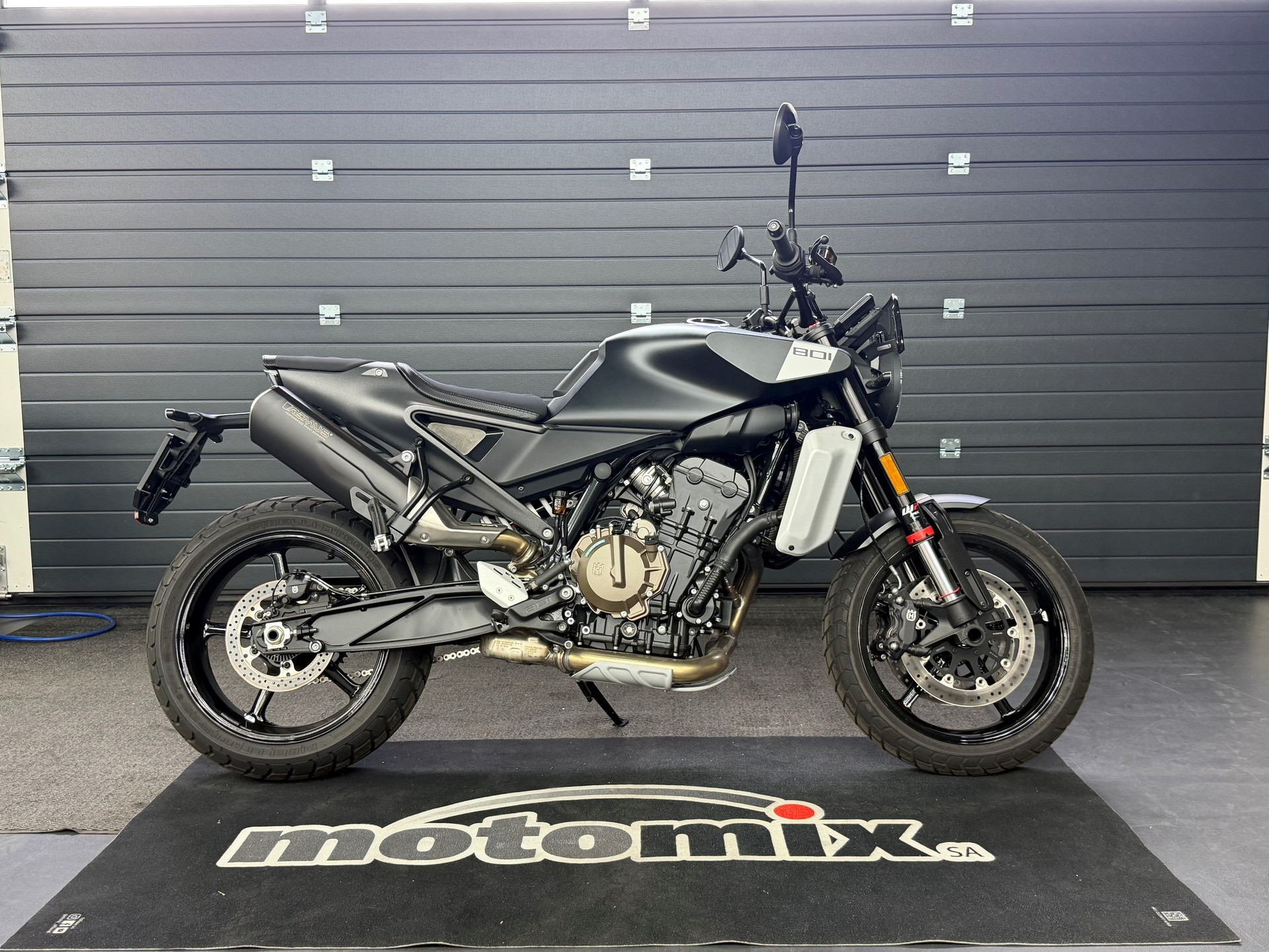 HUSQVARNA 801 SVARTPILEN-showroom-element-2
