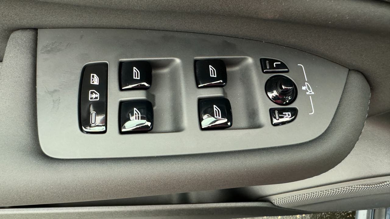 VOLVO XC90 T8 AWD PluginHybrid Ultra Dark Geartronic-image-8