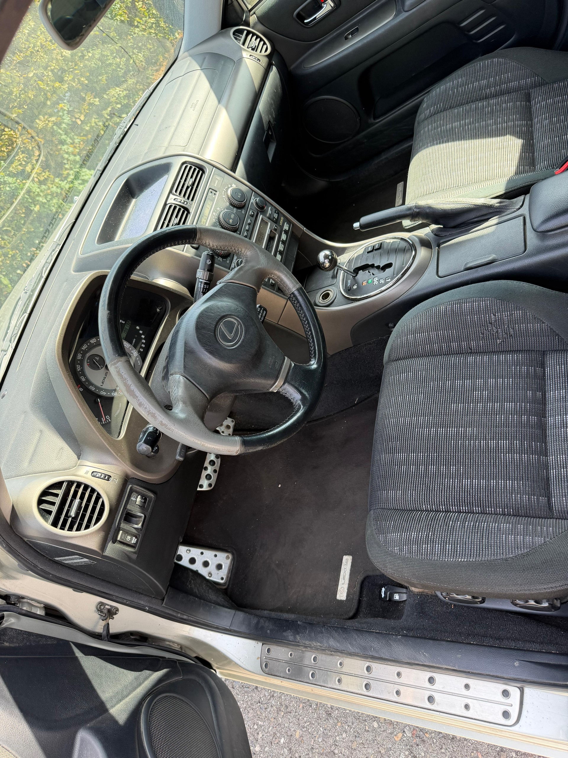 LEXUS IS 200-image-8