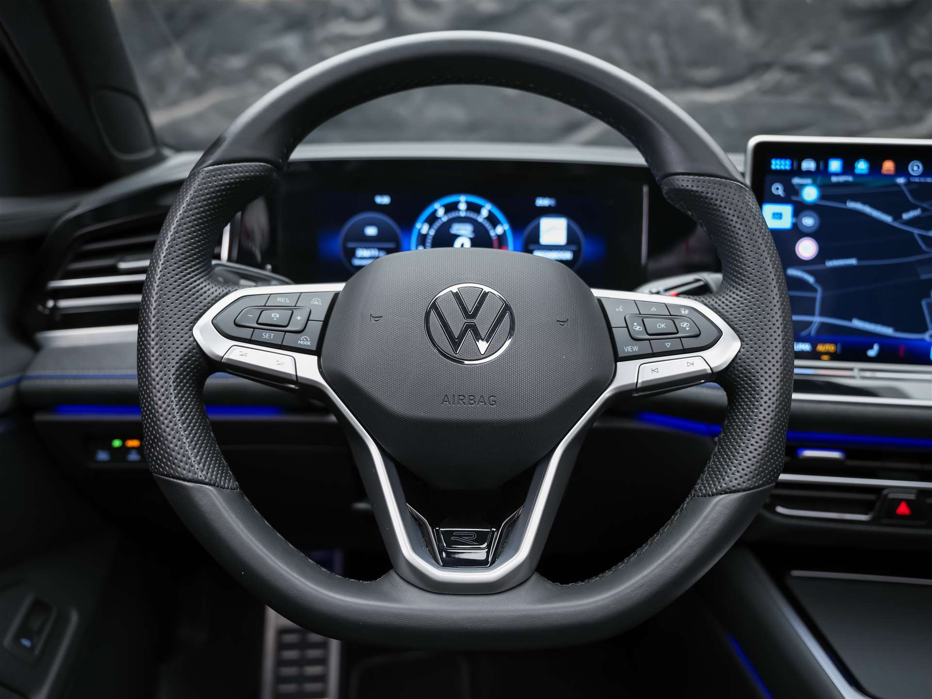 VW Passat Variant 2.0 TSI evo4 R-Line 4 Motion DSG *Facelift*Werksgarantie*Panorama*Massage*AHK*-image-28