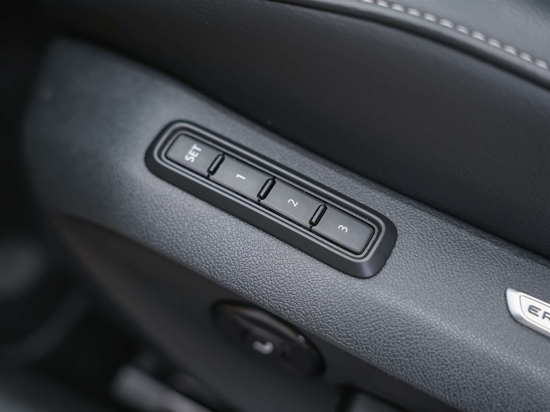 VW Passat Variant 2.0 TSI evo4 R-Line 4 Motion DSG *Facelift*Werksgarantie*Panorama*Massage*AHK*-image-26