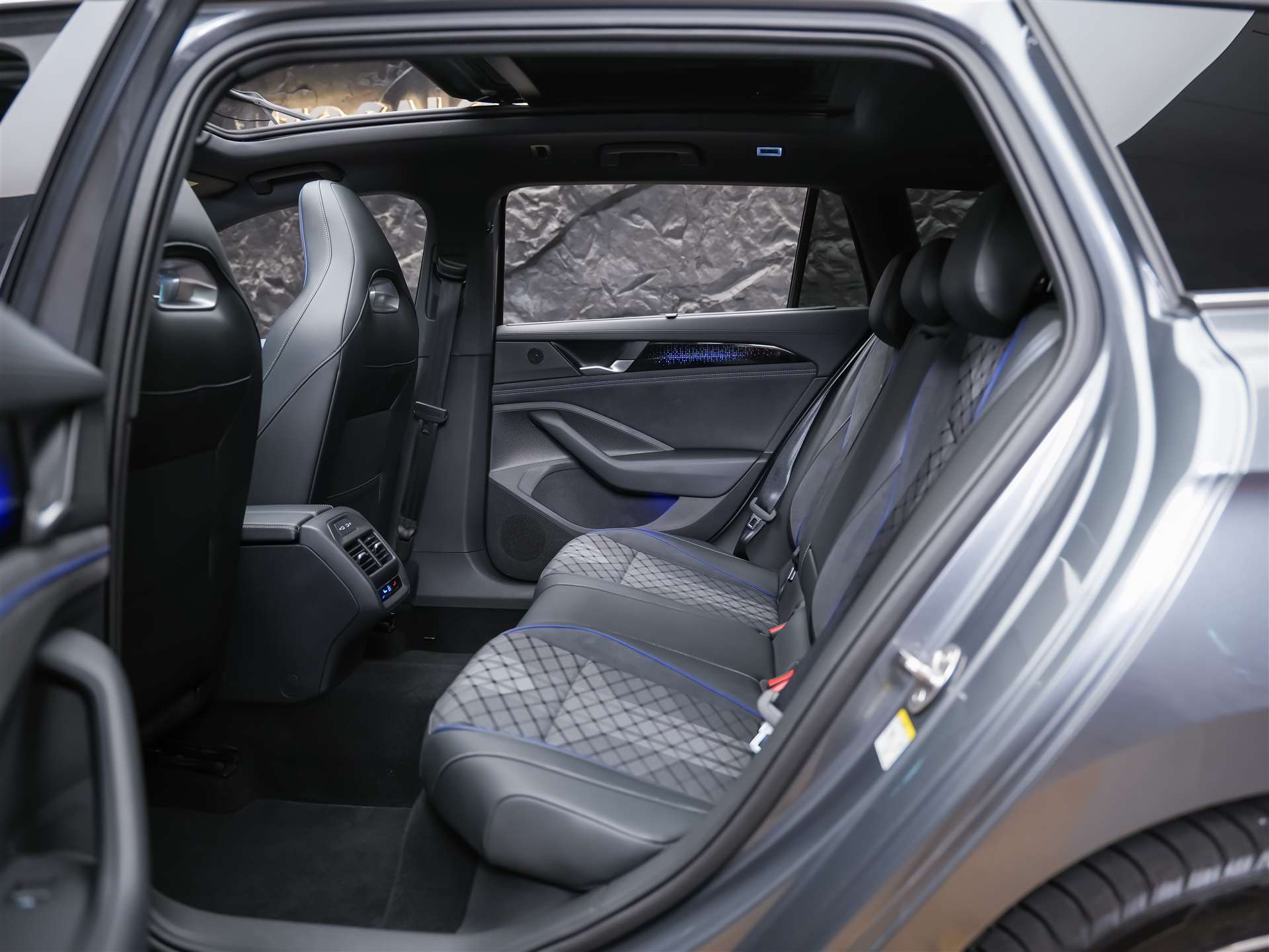 VW Passat Variant 2.0 TSI evo4 R-Line 4 Motion DSG *Facelift*Werksgarantie*Panorama*Massage*AHK*-image-15