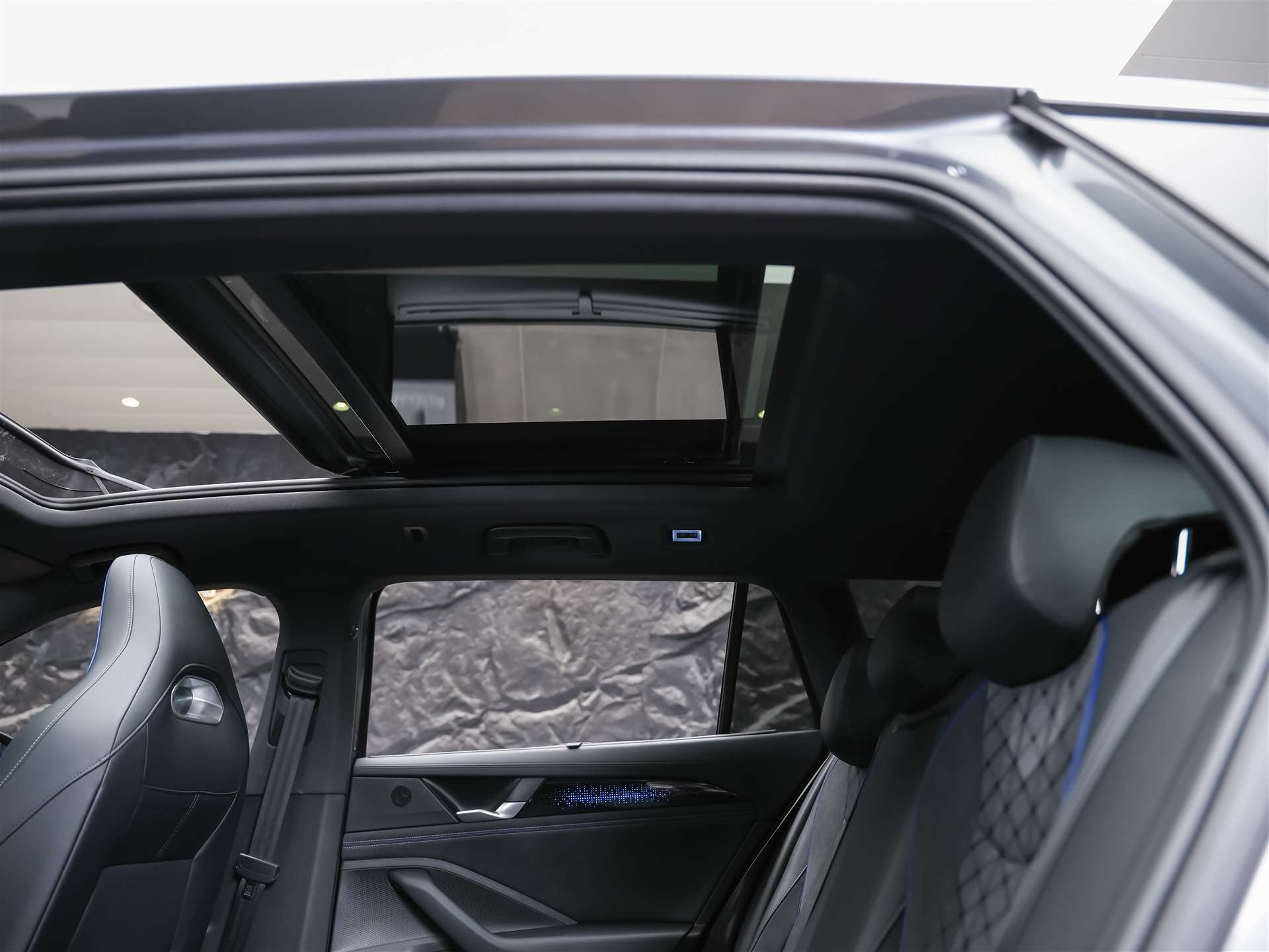 VW Passat Variant 2.0 TSI evo4 R-Line 4 Motion DSG *Facelift*Werksgarantie*Panorama*Massage*AHK*-image-14