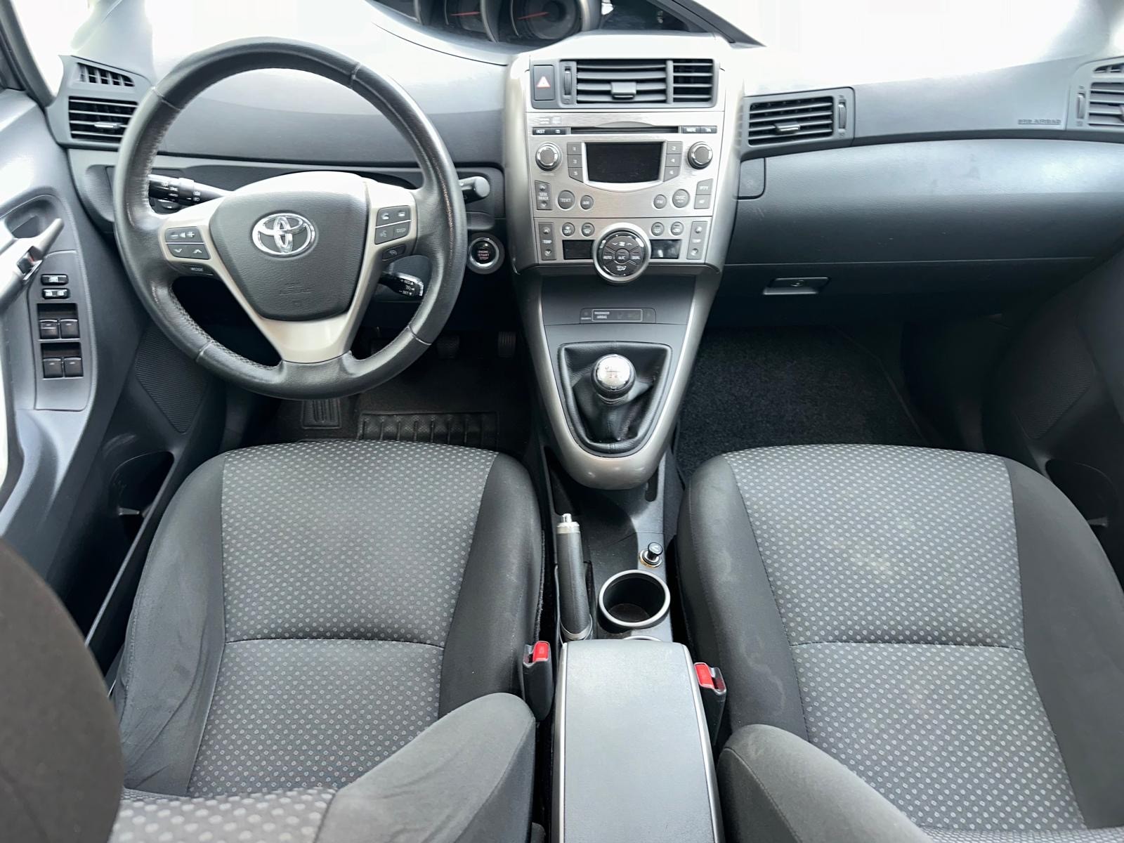 TOYOTA Verso 2.2 D-CAT Linea Sol-image-8