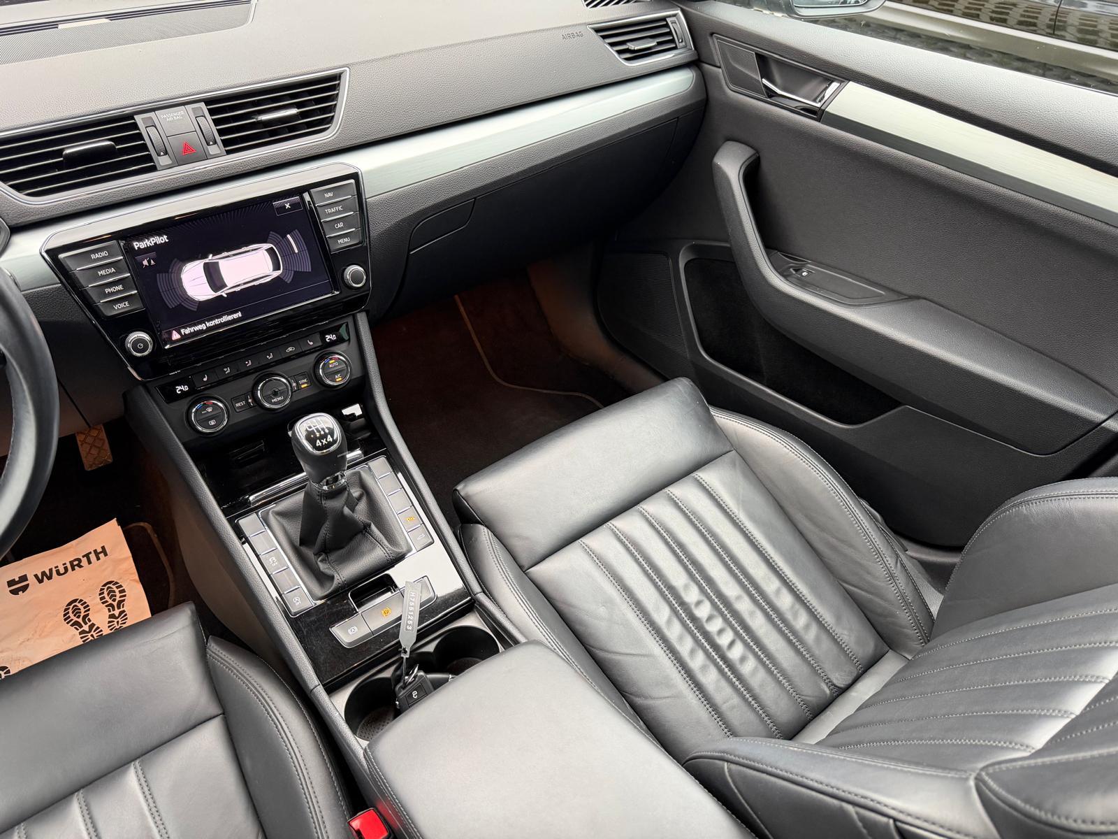 SKODA Superb Combi 1.4 TSI Style 4x4-image-12