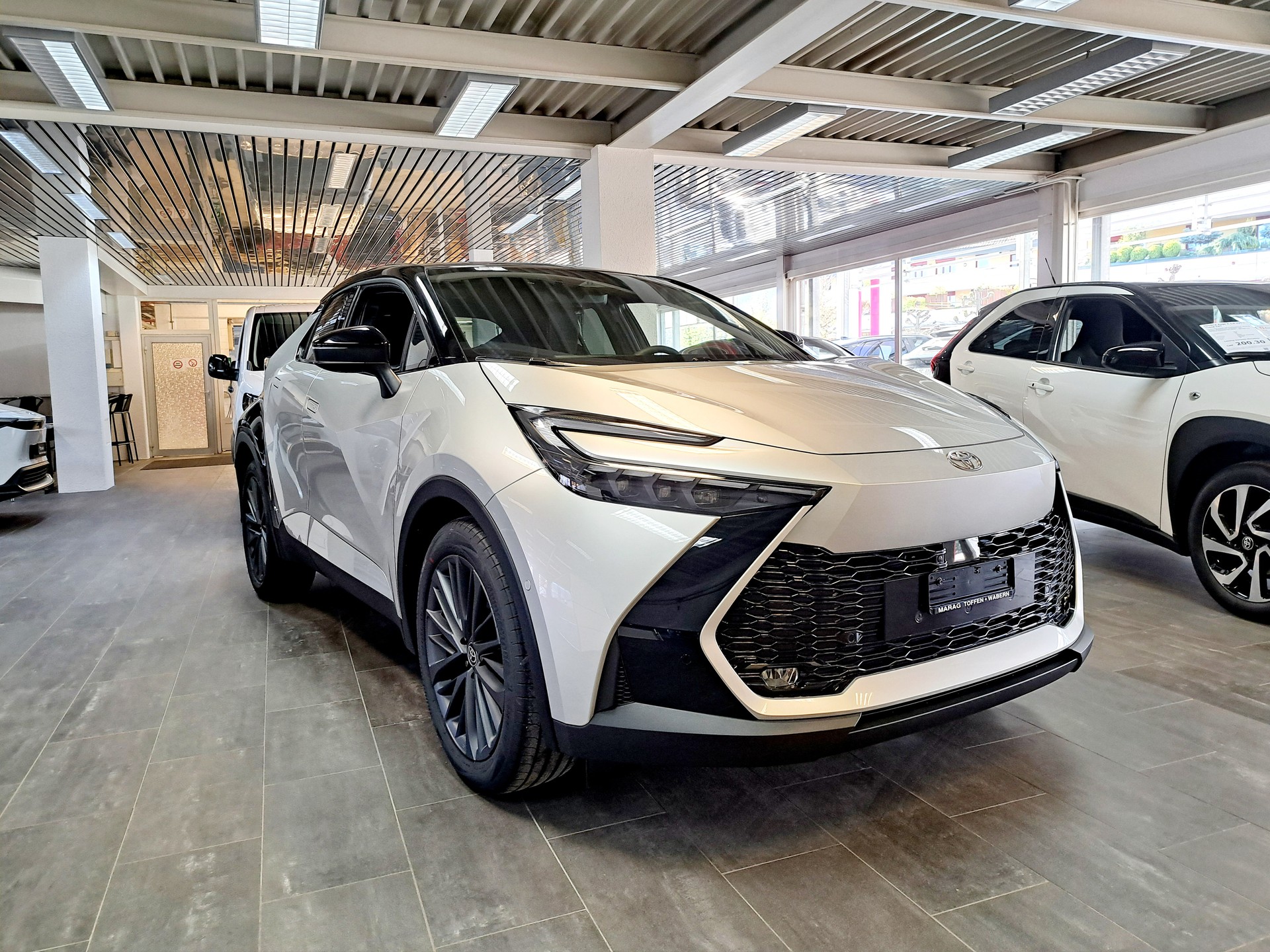 TOYOTA C-HR 2.0 HSD CVT Style Premiere 4WD-image-2