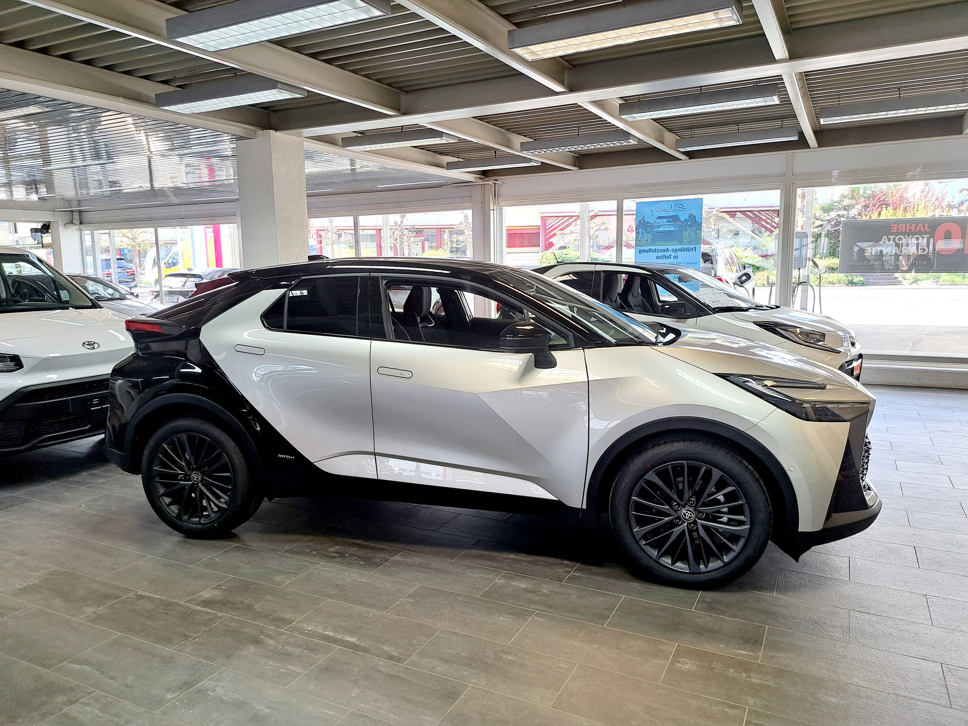 TOYOTA C-HR 2.0 HSD CVT Style Premiere 4WD-image-4