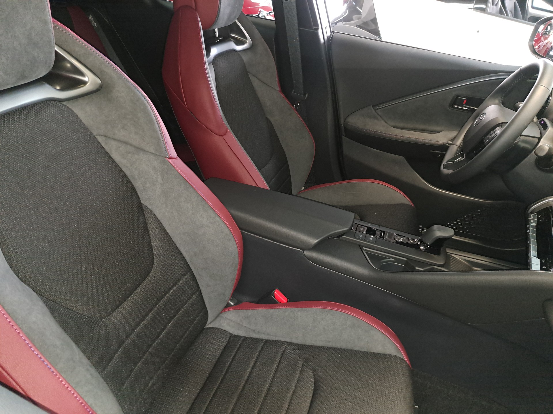 TOYOTA C-HR 2.0 HSD CVT Style Premiere 4WD-image-6