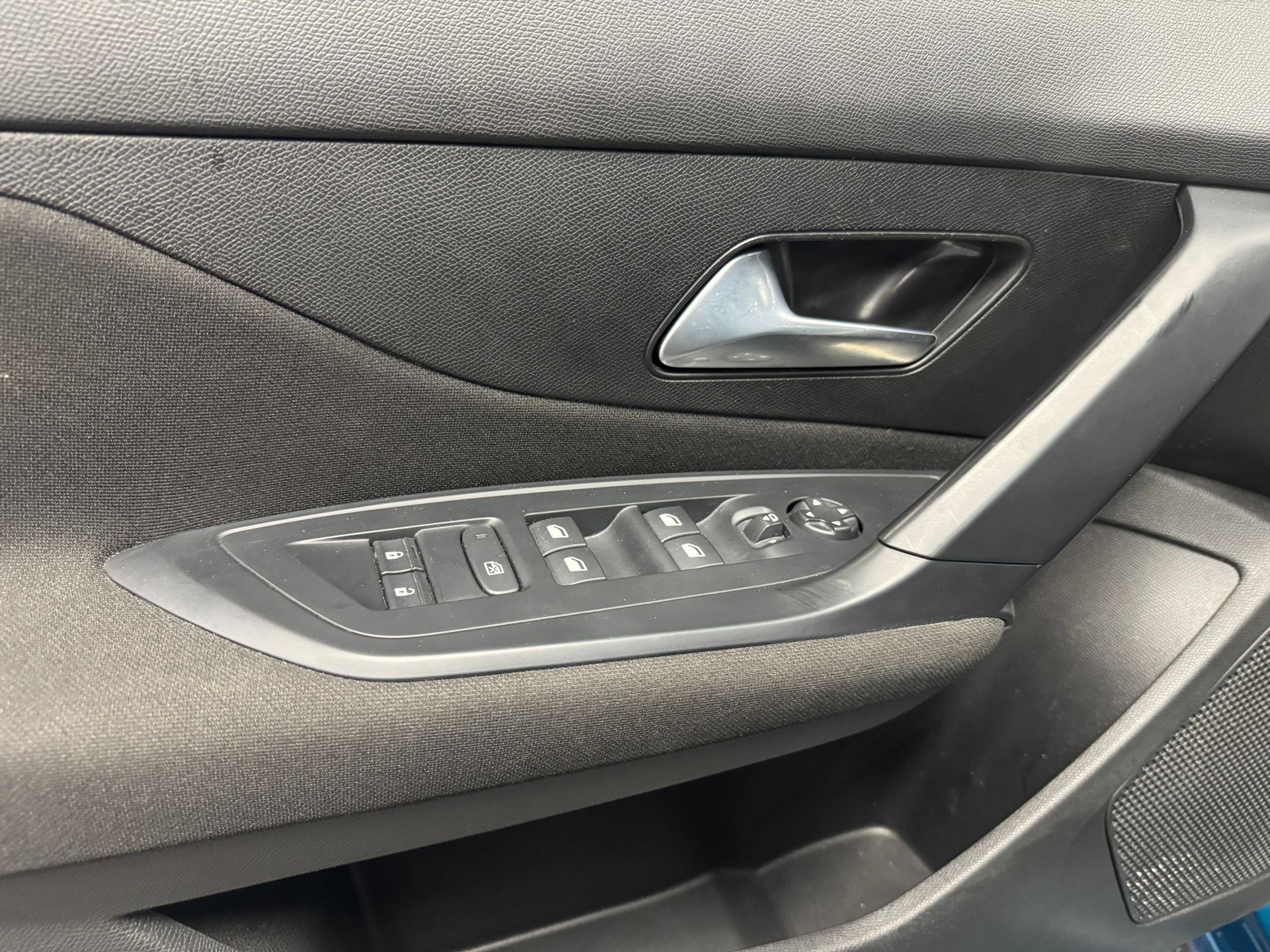 PEUGEOT 308 1.2i Style EAT8-image-11