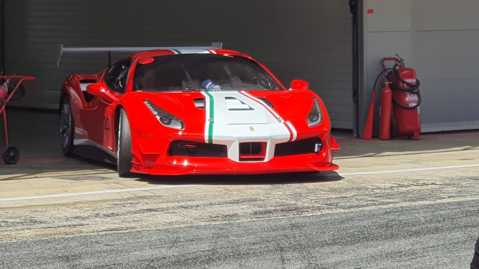 FERRARI 488 Challenge-image-1