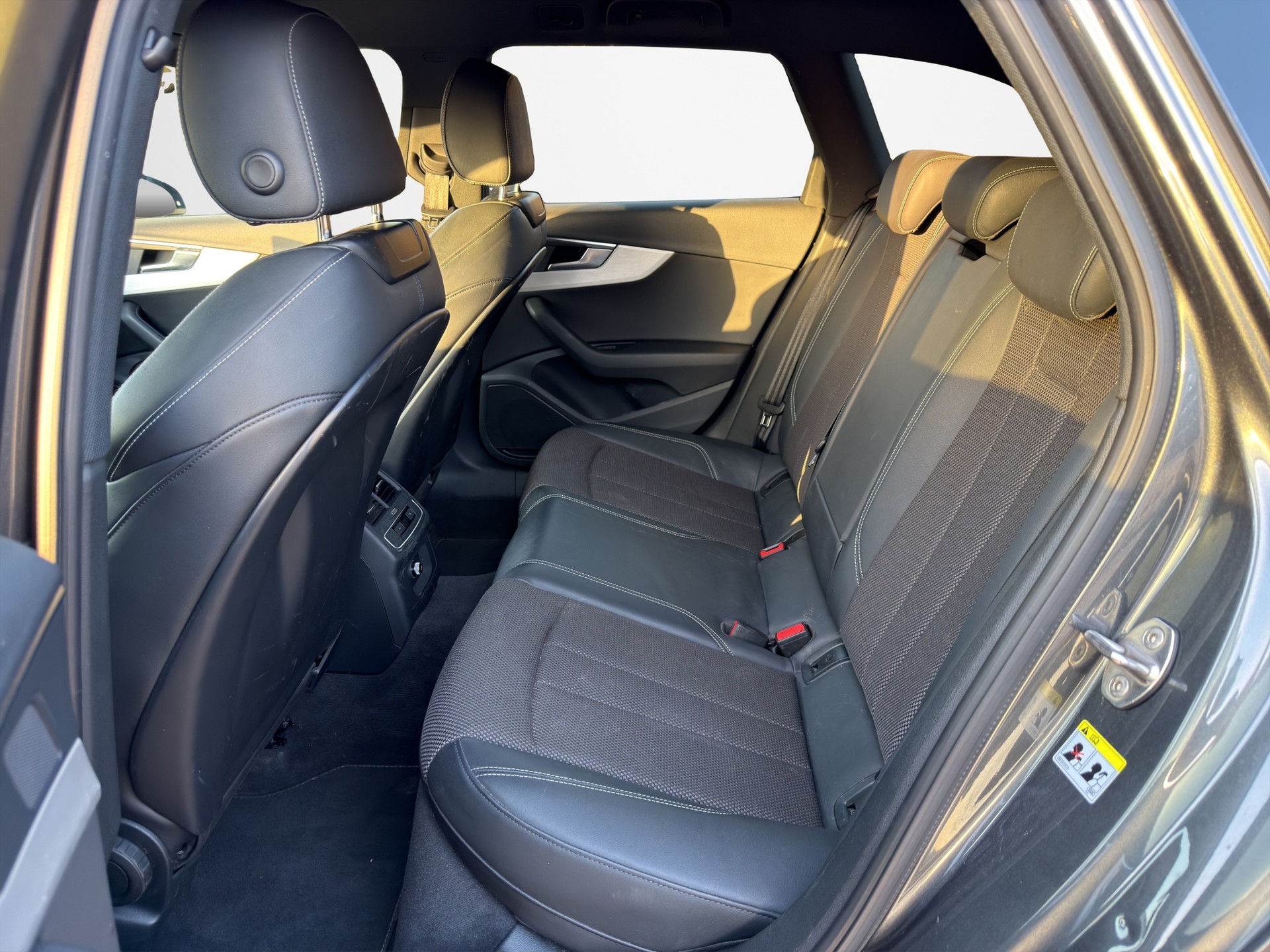 AUDI A4 Avant 35 TDI Sport S-tronic-image-12