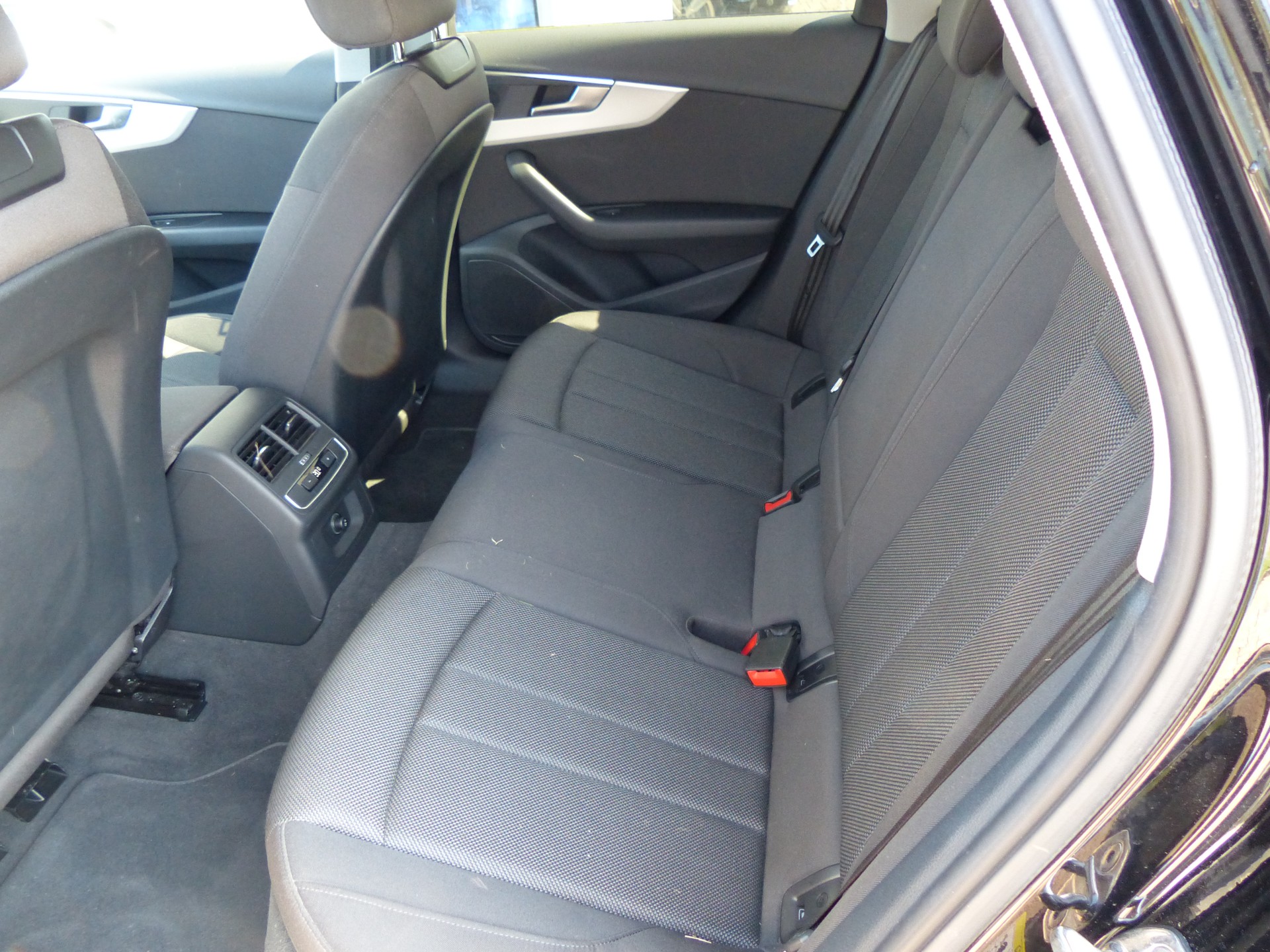 AUDI A4 Avant 35 TDI S-tronic-image-19
