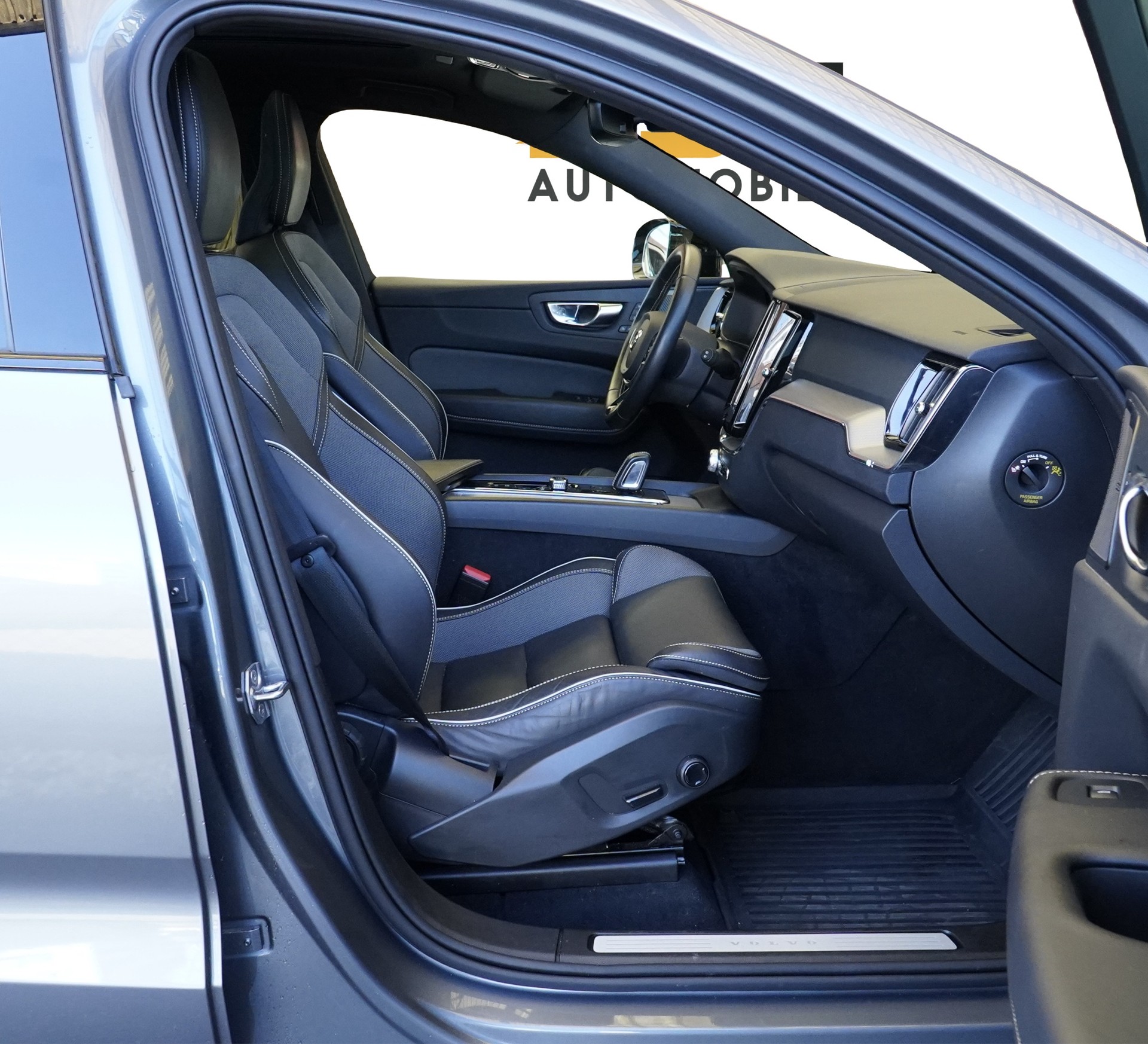 VOLVO XC60 B5 Benzin Mild Hybrid AWD R-Design Geartronic *CH Fahrzeug & Werksgarantie*-image-11