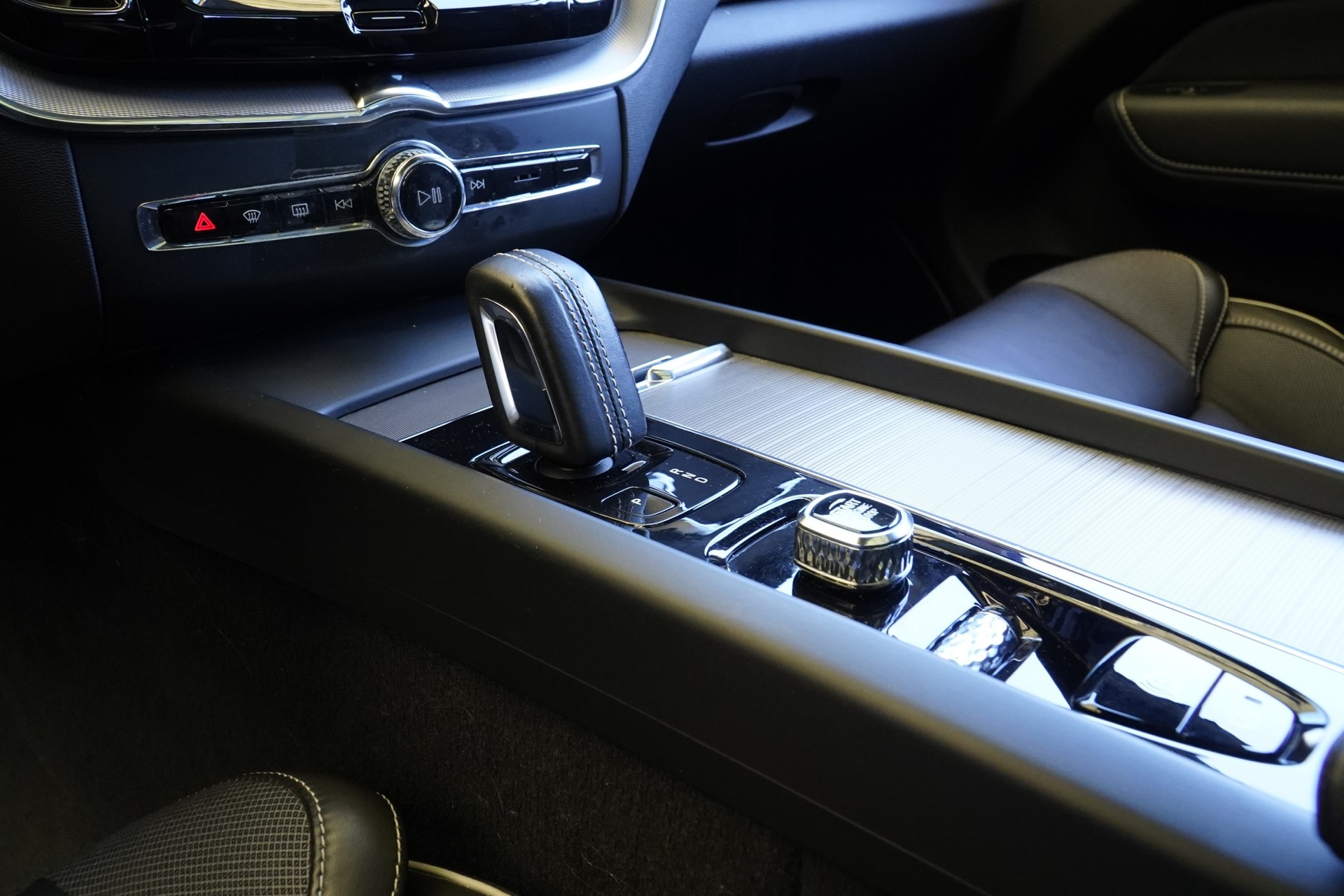 VOLVO XC60 B5 Benzin Mild Hybrid AWD R-Design Geartronic *CH Fahrzeug & Werksgarantie*-image-9