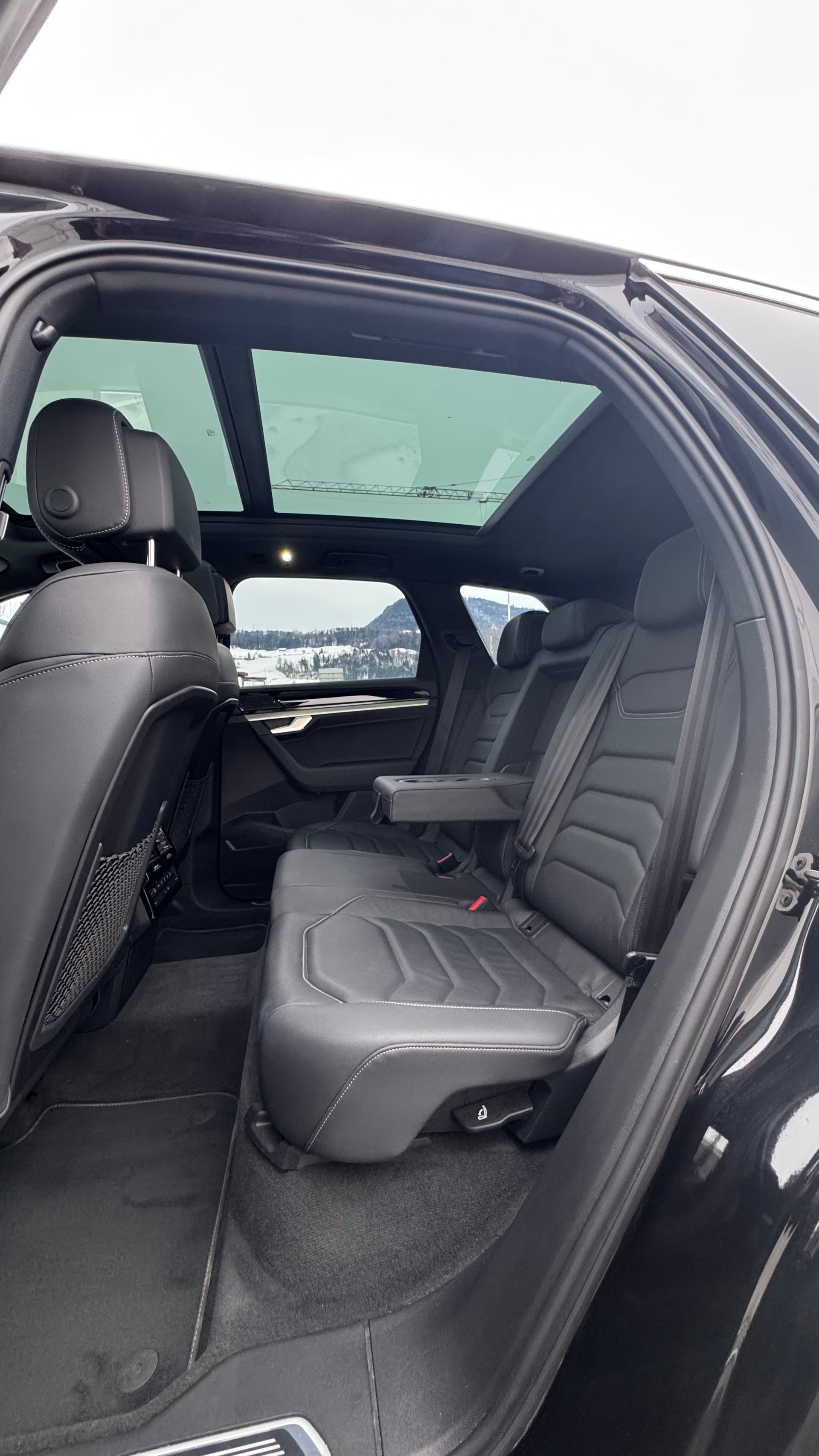 VW Touareg 3.0 TDI R Line Tiptronic-image-16