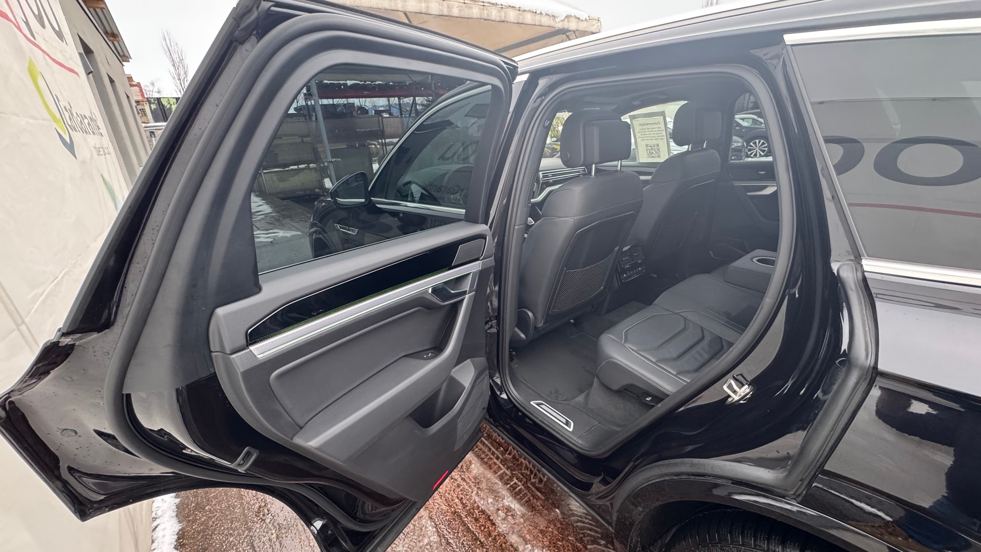 VW Touareg 3.0 TDI R Line Tiptronic-image-15