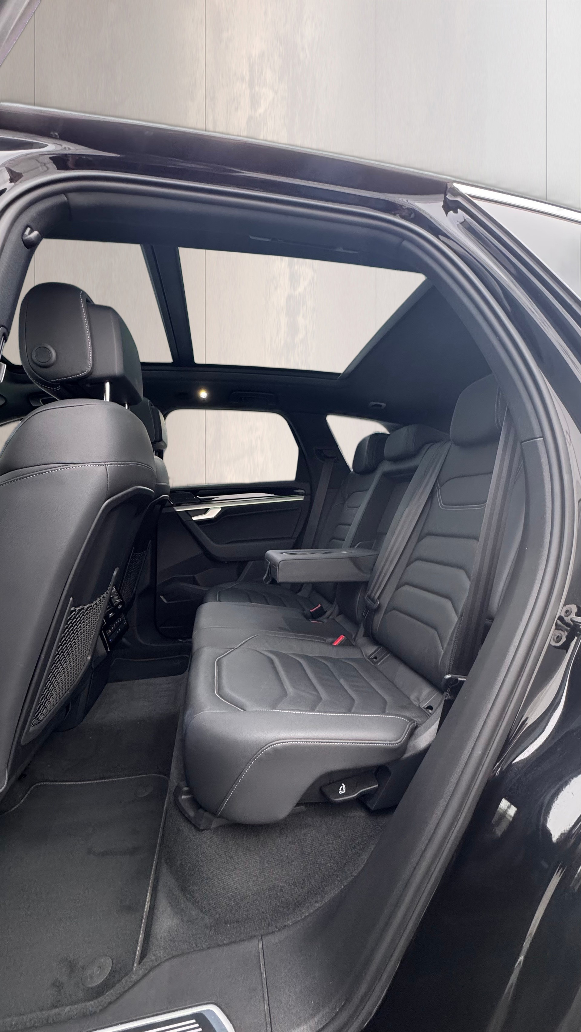 VW Touareg 3.0 TDI R Line Tiptronic-image-16