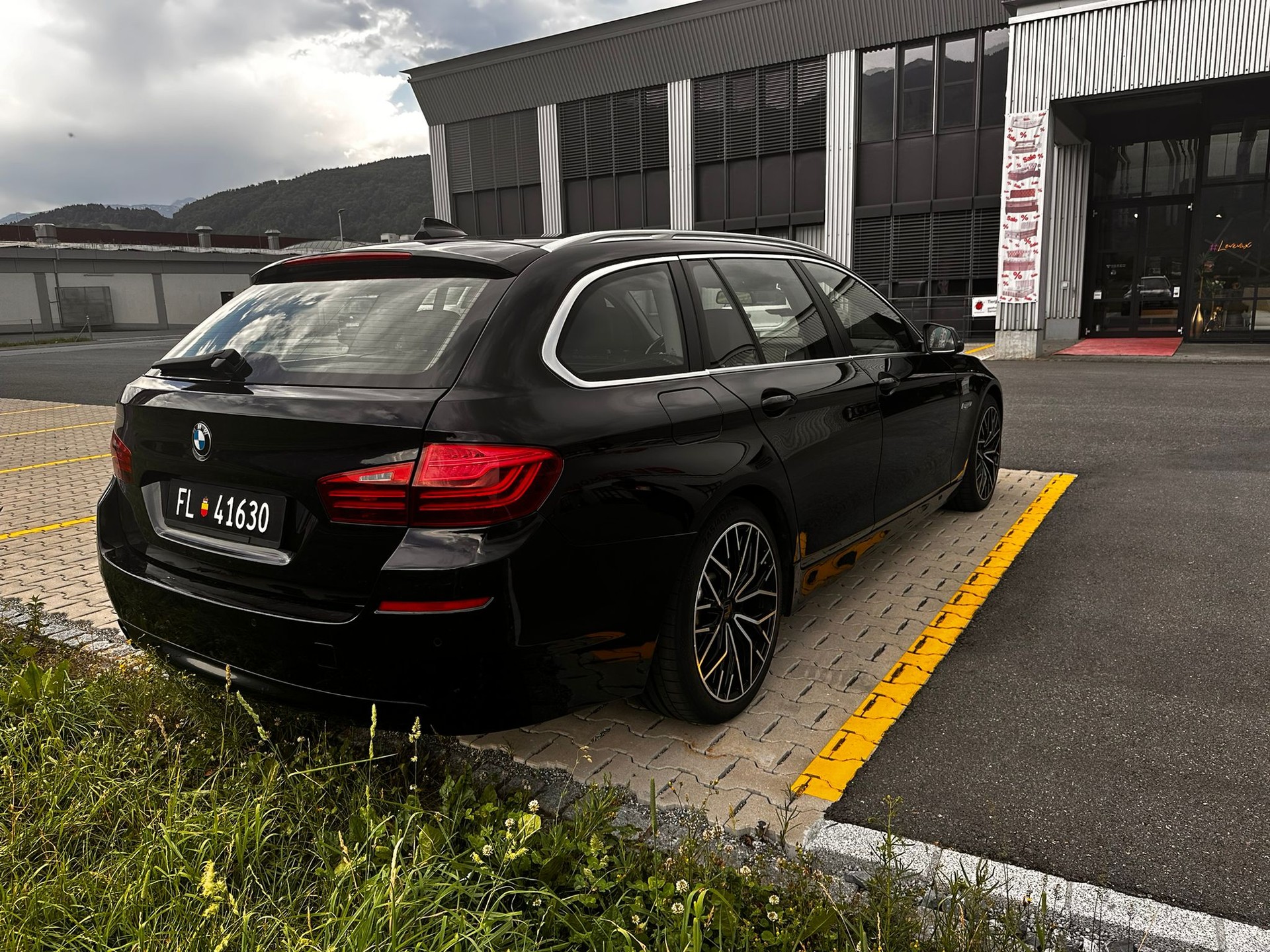 BMW 528i Touring xDrive Luxury Line Steptronic-image-3