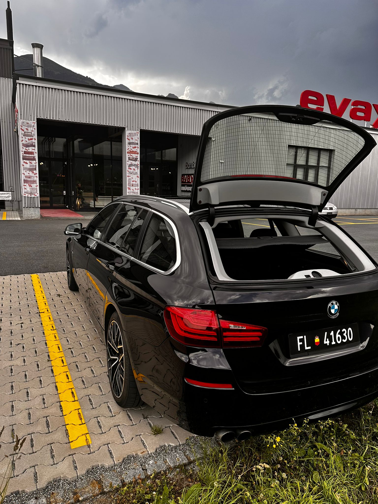 BMW 528i Touring xDrive Luxury Line Steptronic-image-10