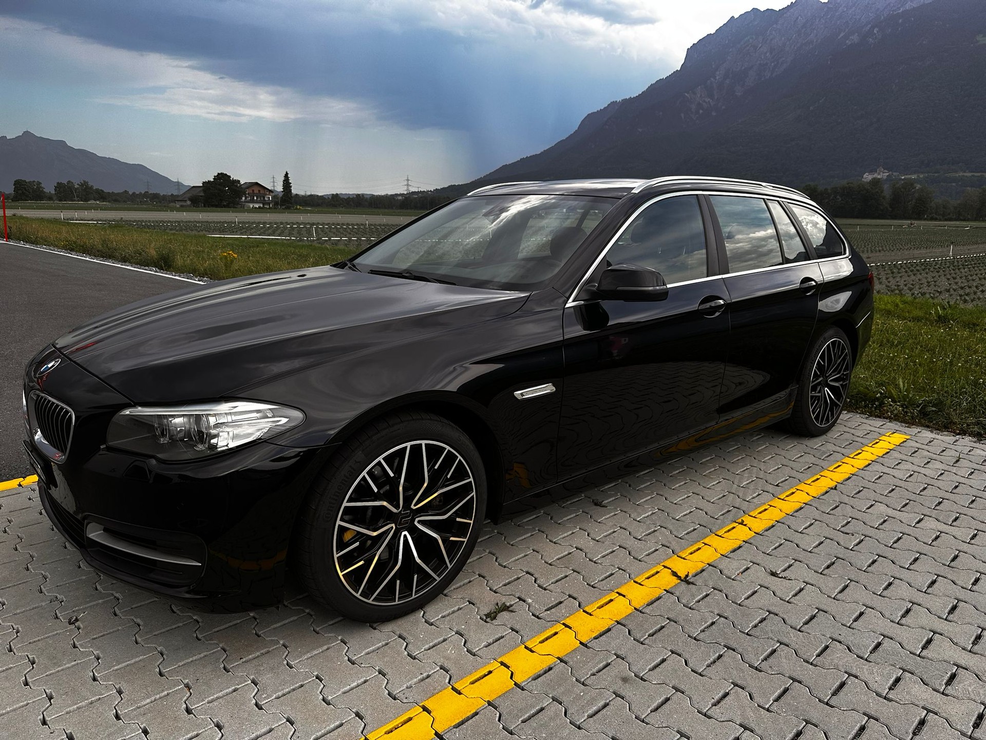BMW 528i Touring xDrive Luxury Line Steptronic-image-1