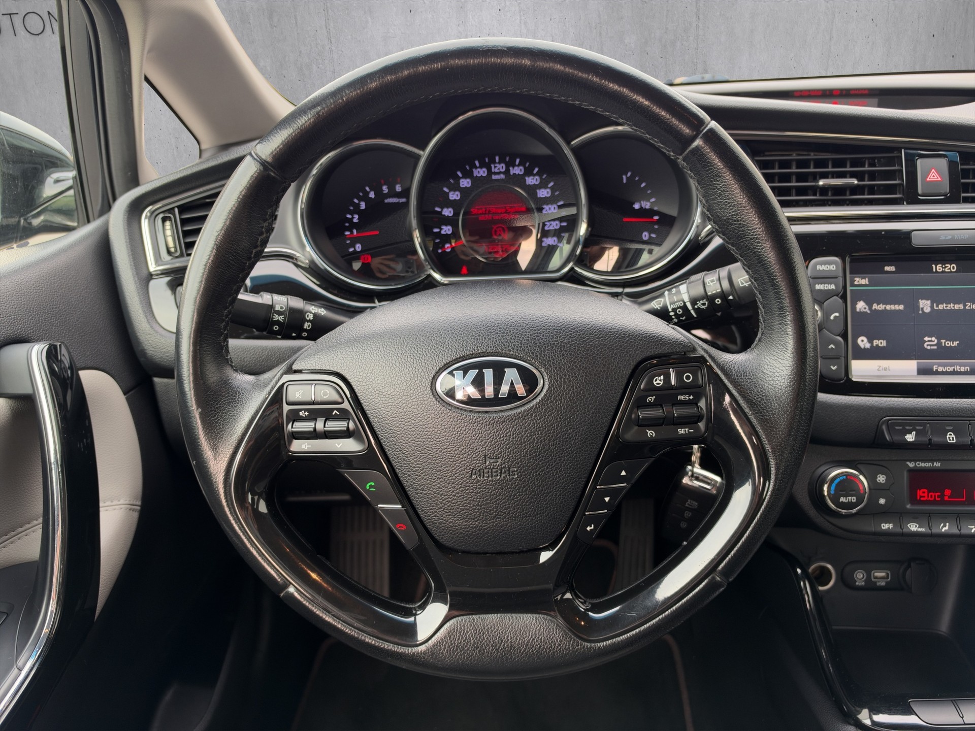 KIA Cee'd Sportswagon 1.6 CRDi Trend-image-13