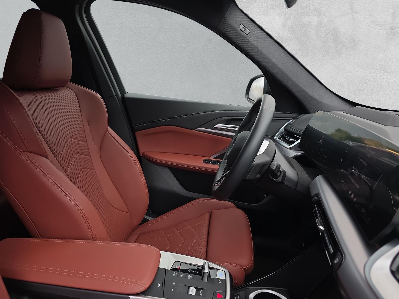 BMW iX1 20 M Sport eDrive U11 (CH) AHK 750KG **100 % électrique**-image-13