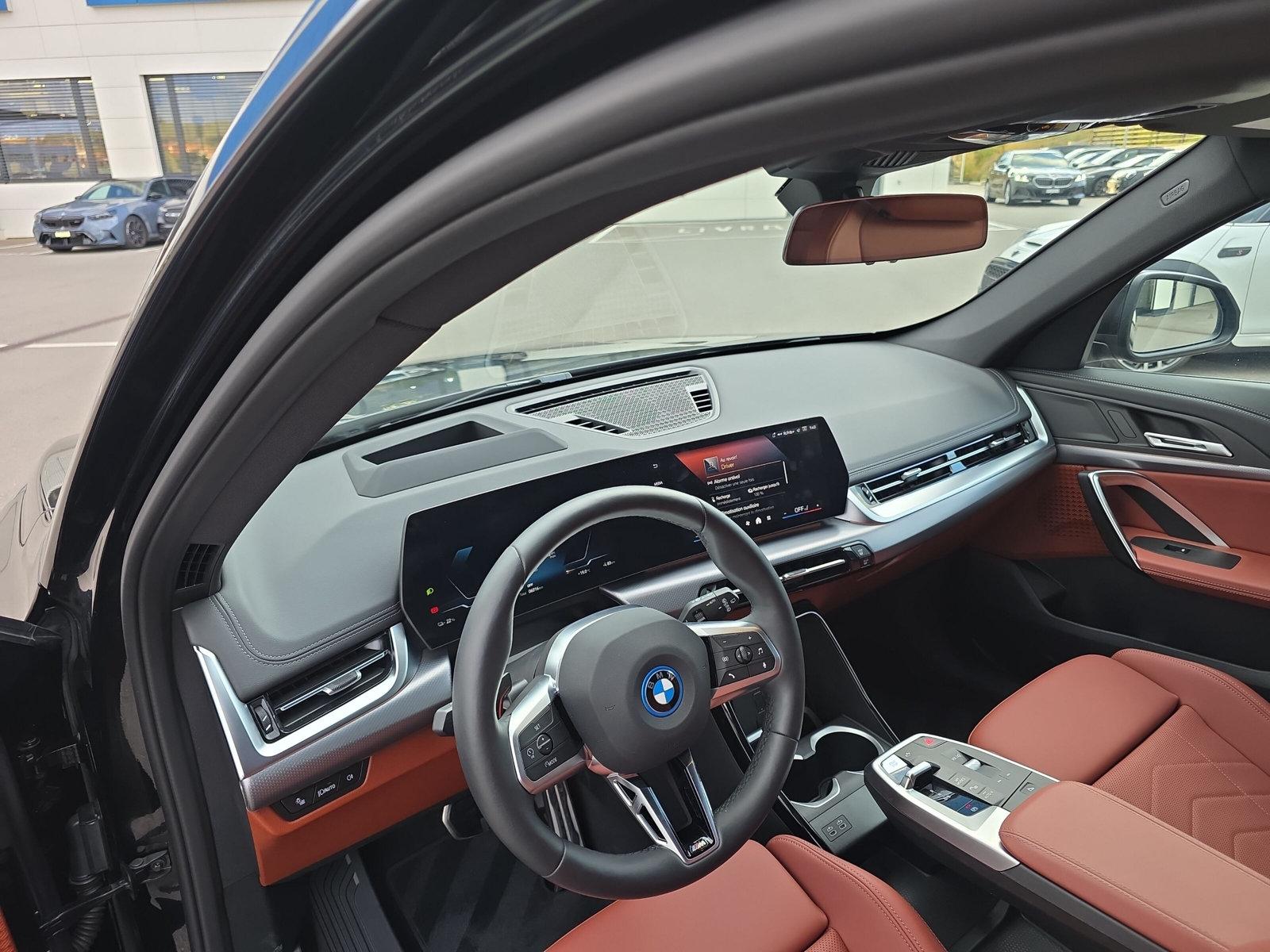 BMW iX1 20 M Sport eDrive U11 (CH) AHK 750KG **100 % électrique**-image-25
