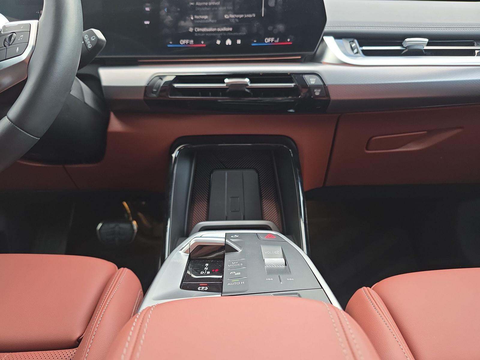 BMW iX1 20 M Sport eDrive U11 (CH) AHK 750KG **100 % électrique**-image-17