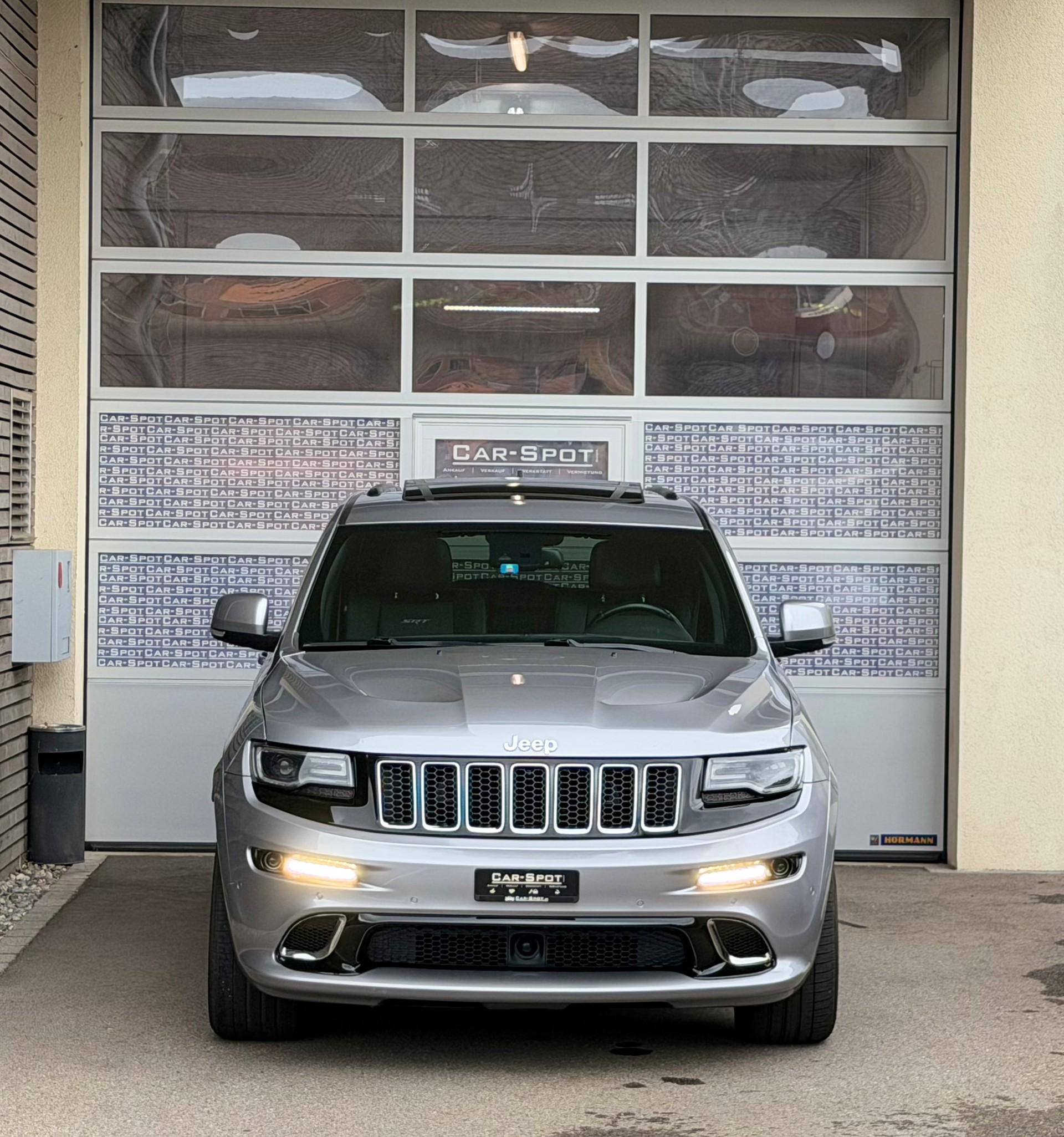 JEEP Grand Cherokee 6.4 V8 HEMI SRT8 Automatic-showroom-element-1