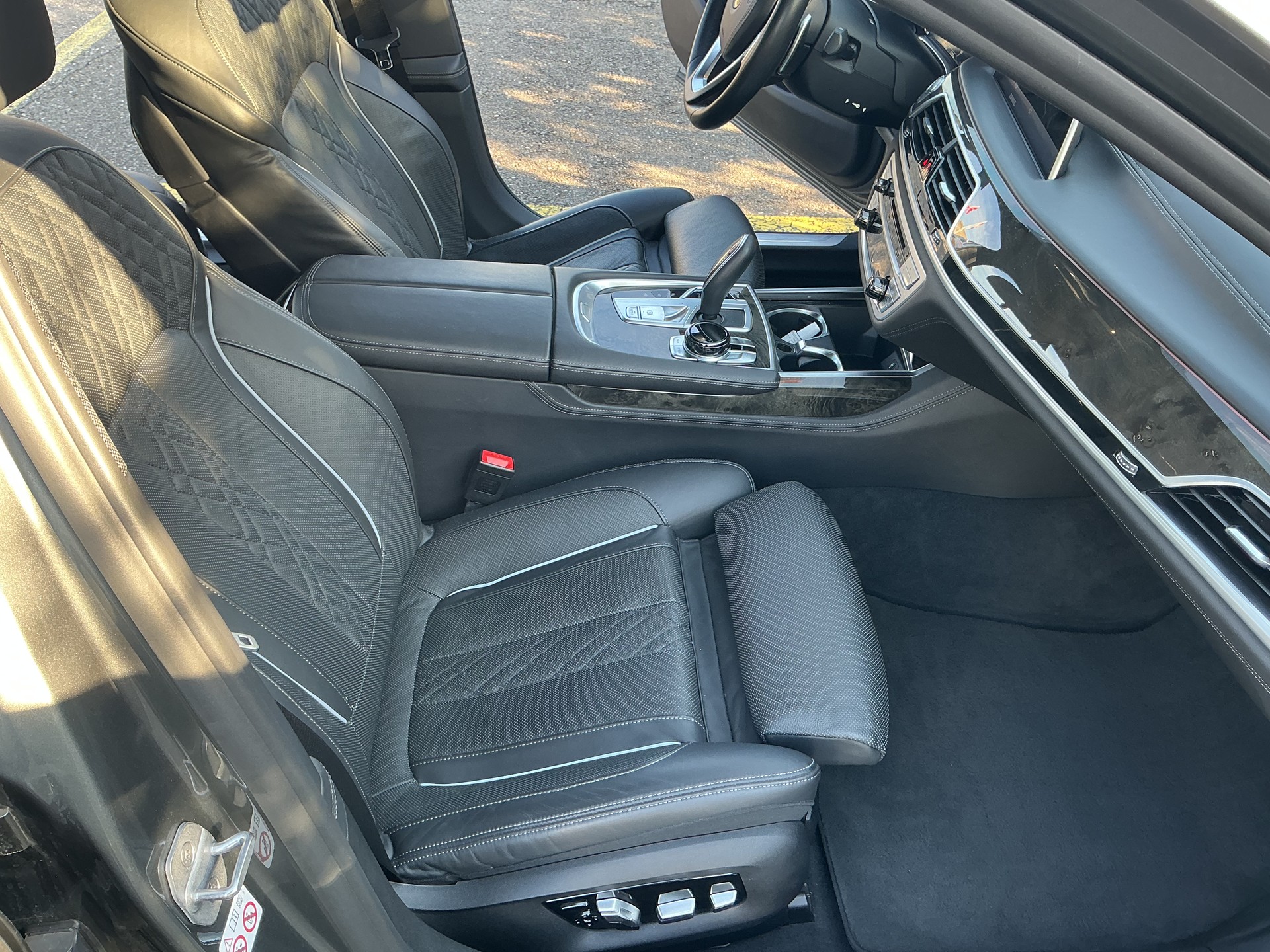 BMW 750i xDrive 578 ps M Sportgetriebe Vollausstattung-image-11
