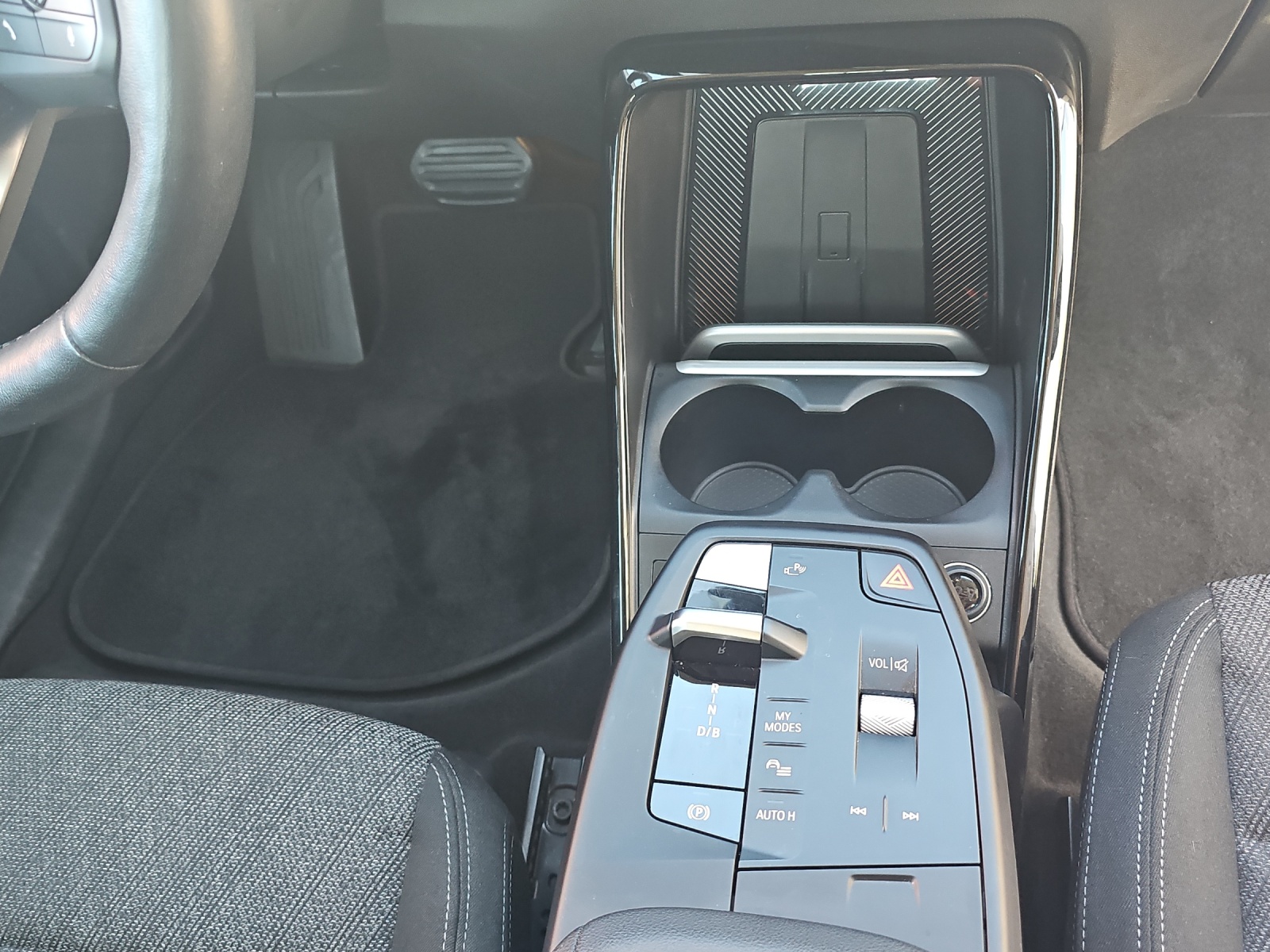 BMW iX1 xDrive 30-image-18