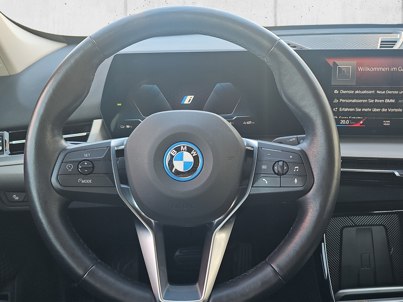 BMW iX1 xDrive 30-image-11