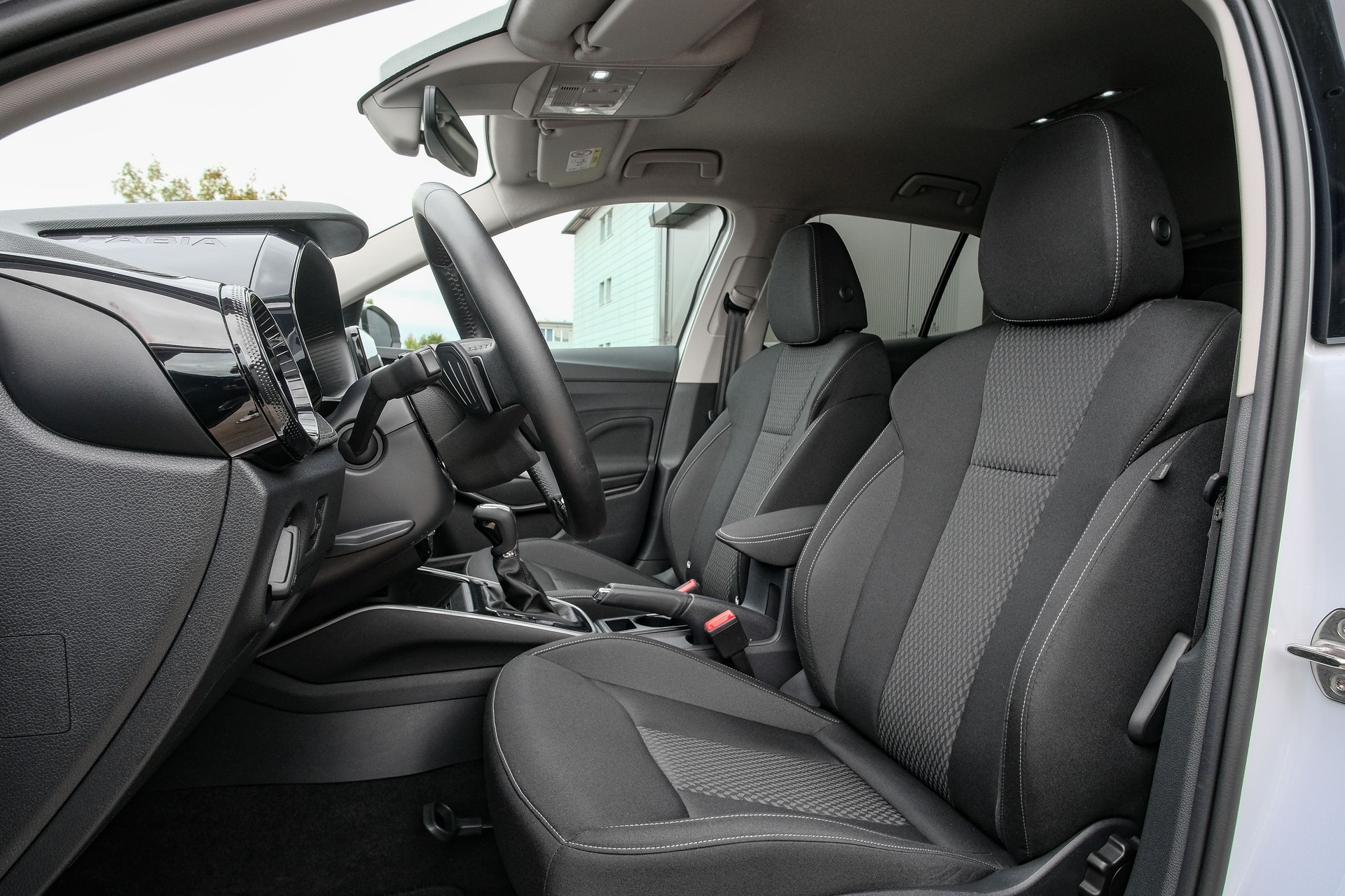 SKODA Fabia 1.0 TSI Selection DSG-image-9