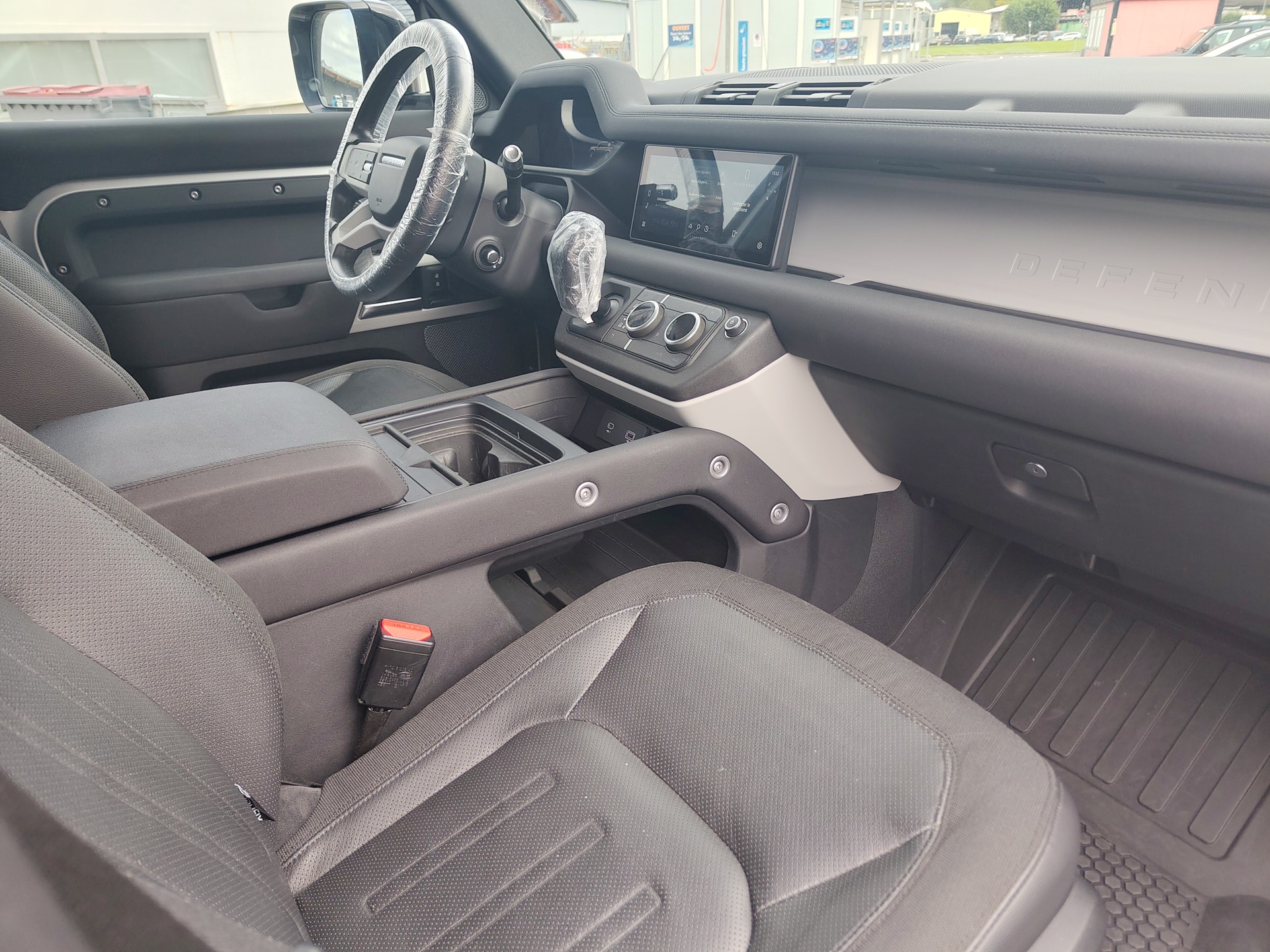 LAND ROVER Defender 110 P400 I6 First Edition 3.0 MHEV AT8-image-6