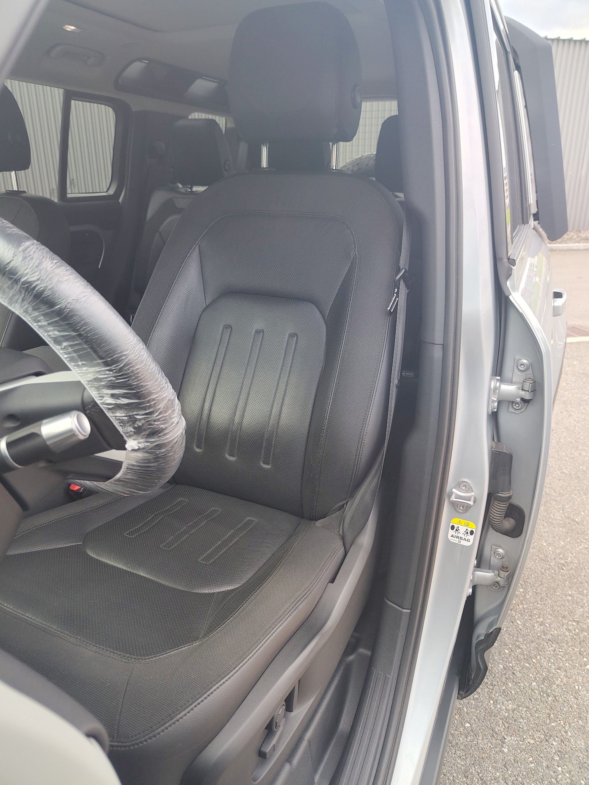 LAND ROVER Defender 110 P400 I6 First Edition 3.0 MHEV AT8-image-5