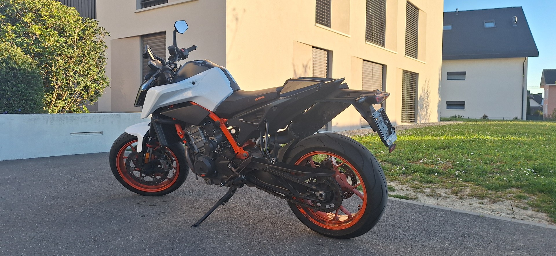 KTM 890 Duke R-image-4