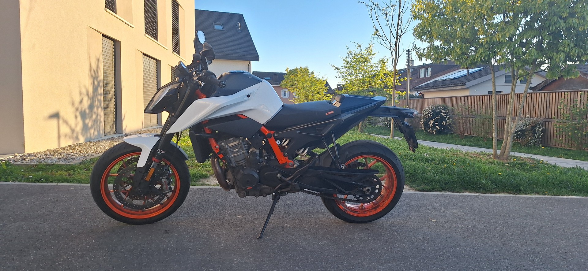 KTM 890 Duke R-image-3