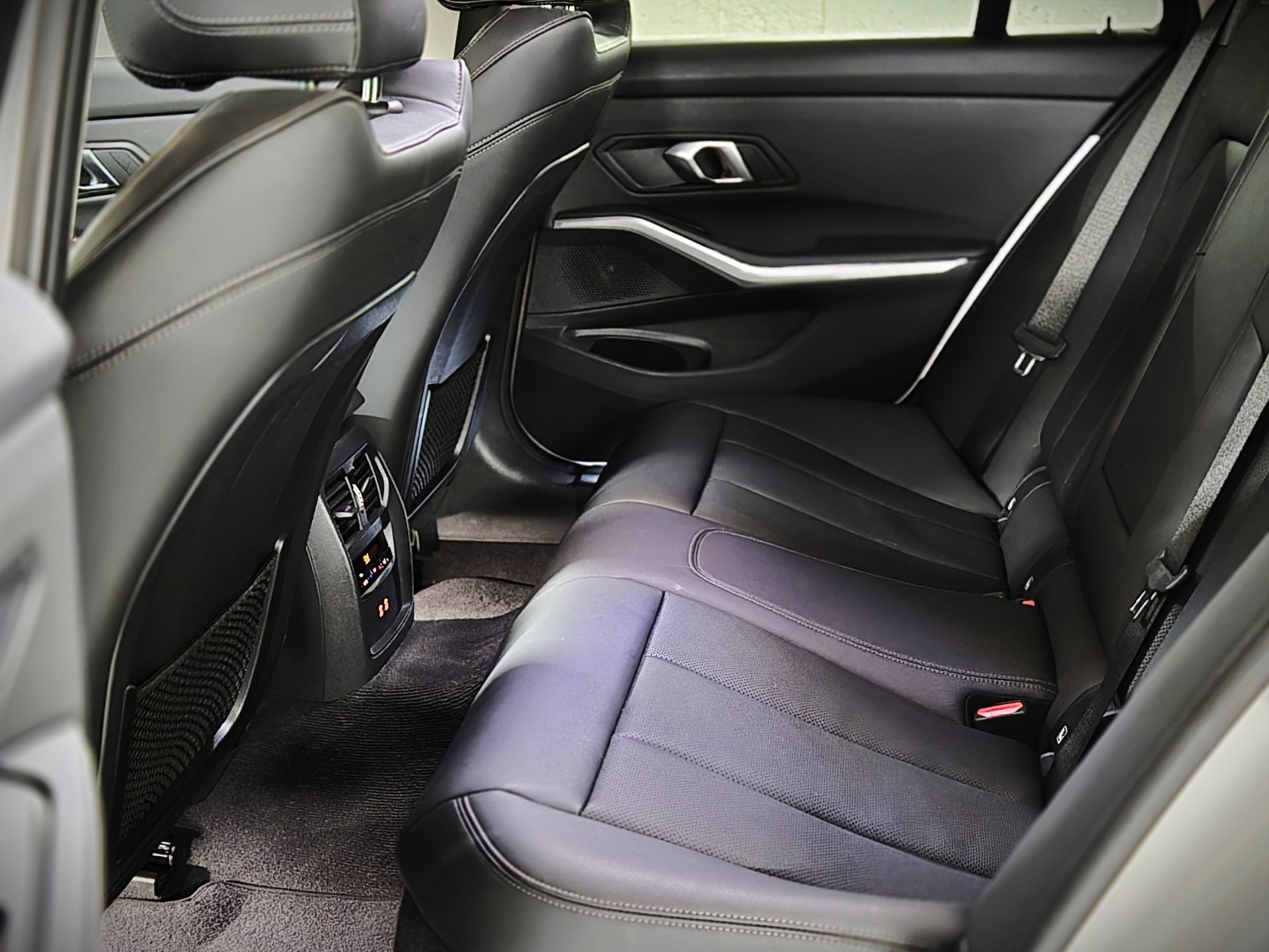 BMW 330e Touring Steptronic-image-14