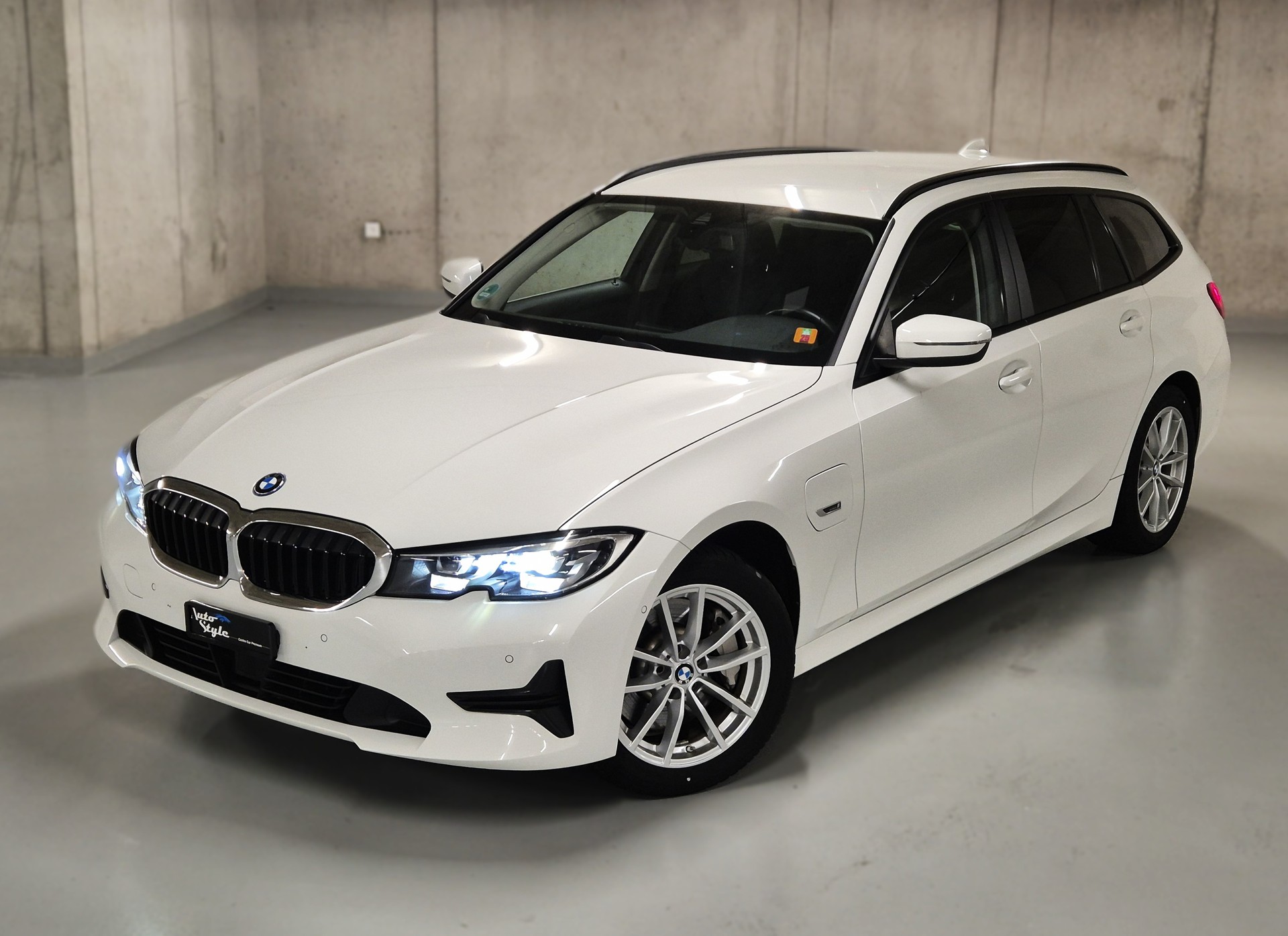 BMW 330e Touring Steptronic-showroom-element-1
