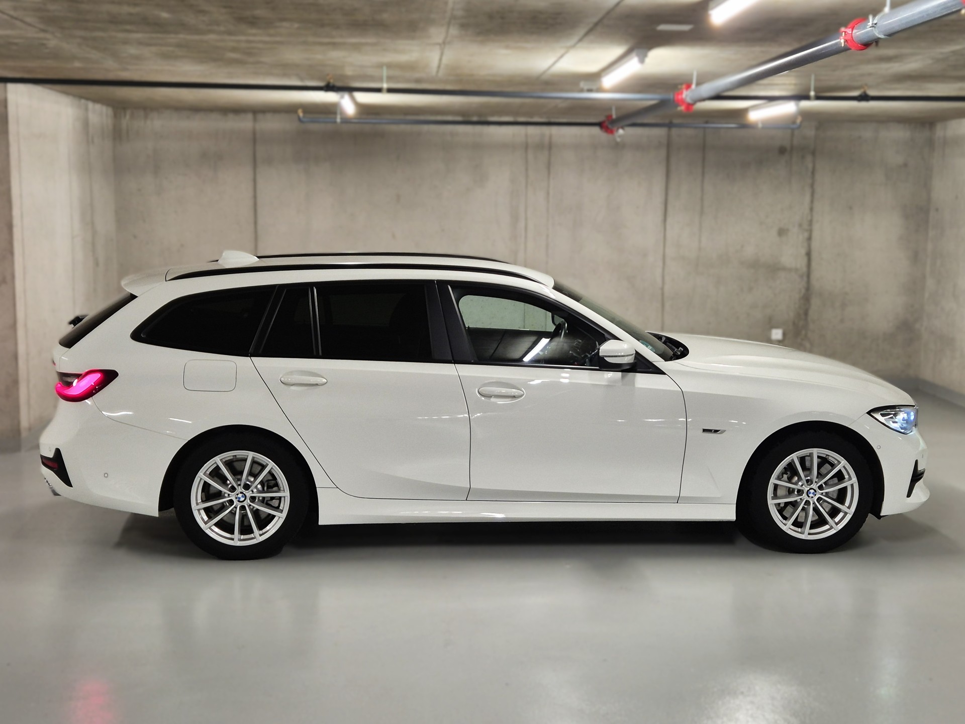 BMW 330e Touring Steptronic-showroom-element-3
