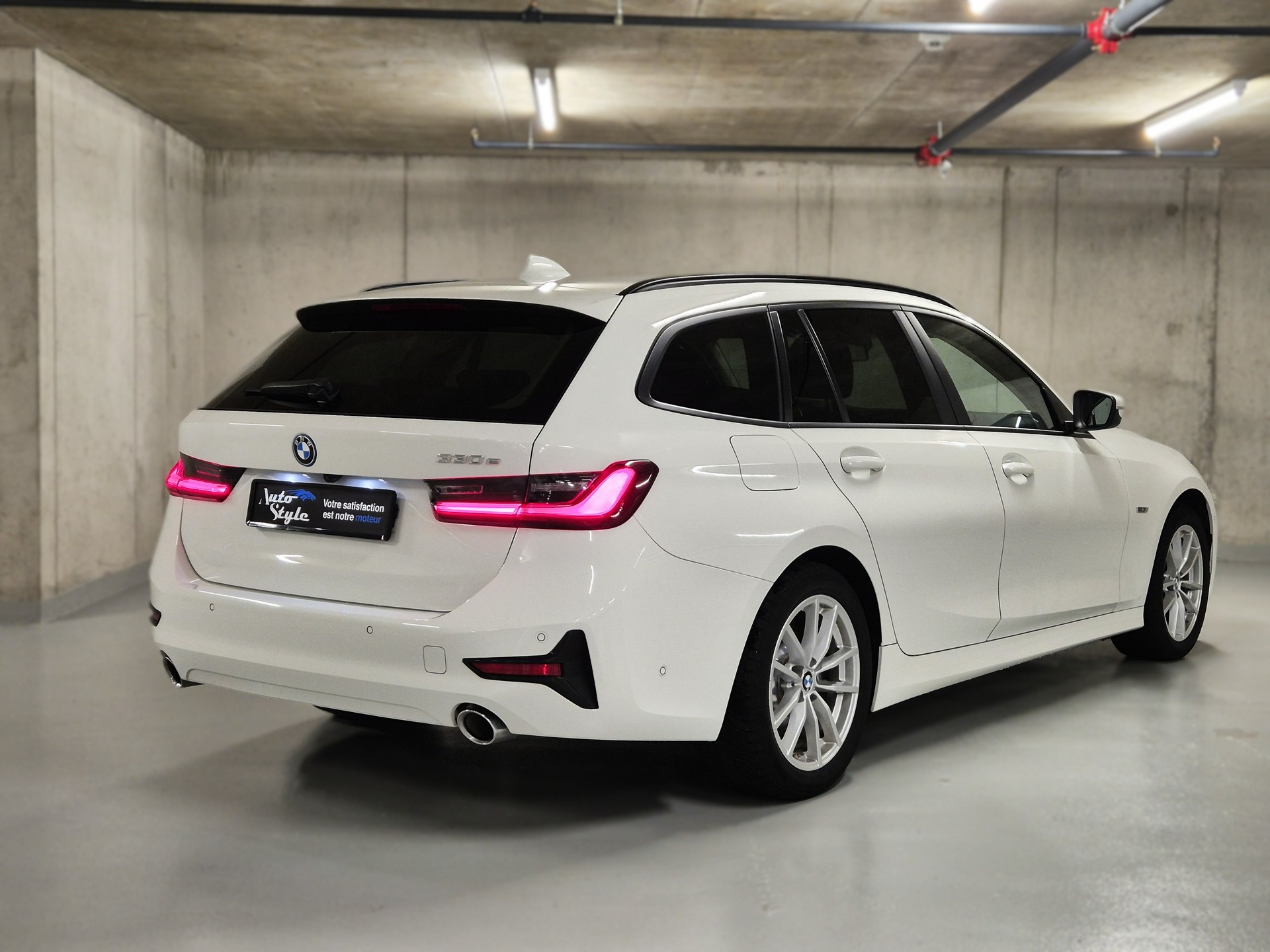 BMW 330e Touring Steptronic-image-4